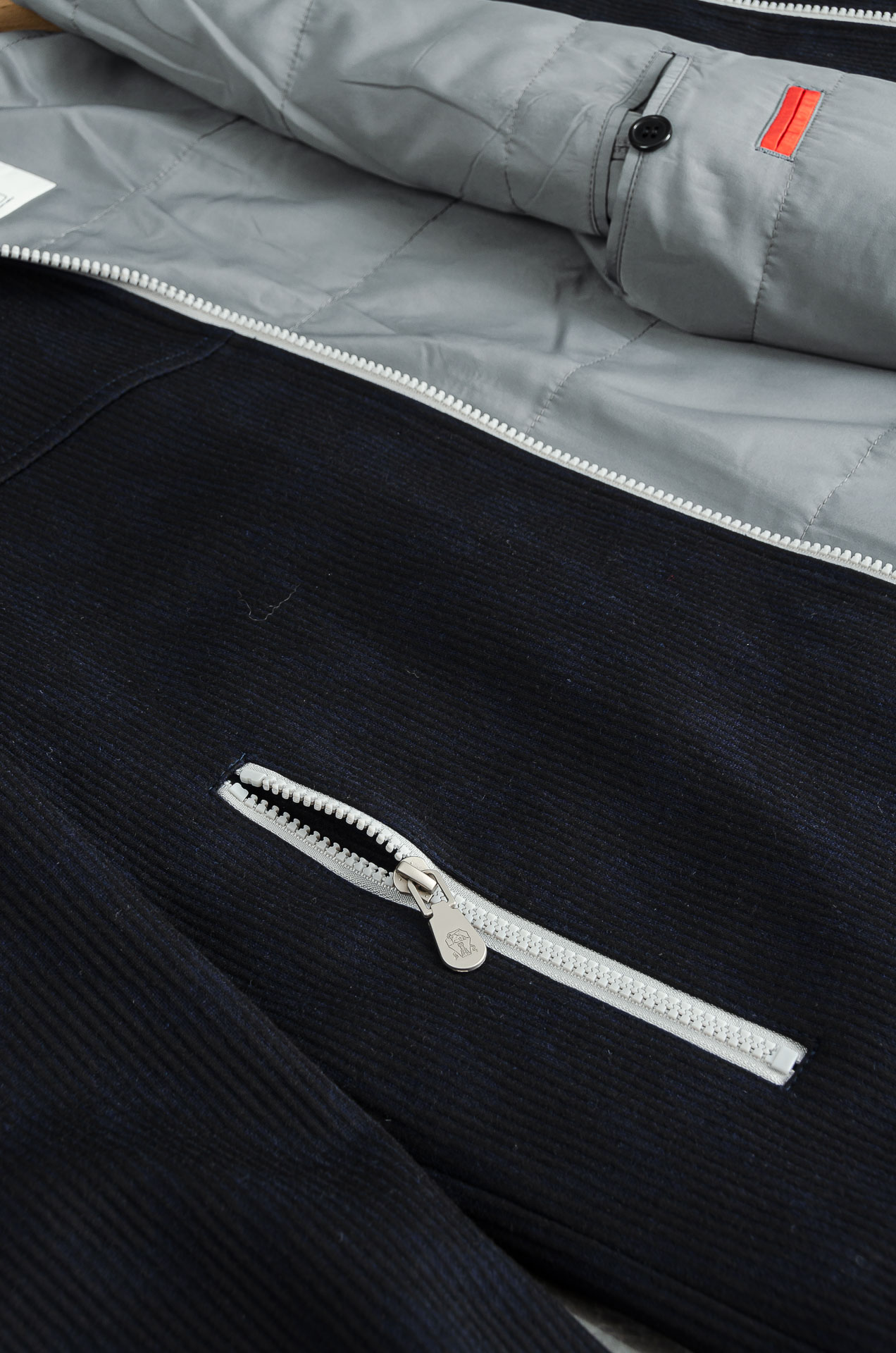 Brunello Cucinell 2026秋冬新品，这件灯芯绒棉衣，把复古穿出了新味道！既有复古质感，