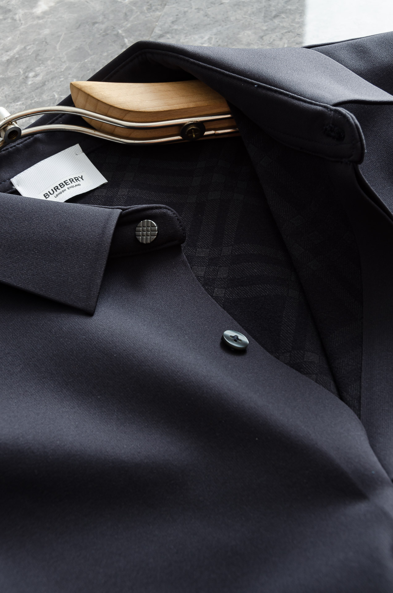 BBR 巴宝莉2025FW秋冬最新加绒立体剪裁男士长袖衬衫#整体触感舒适有质感，尽管面料看似轻薄却富有特