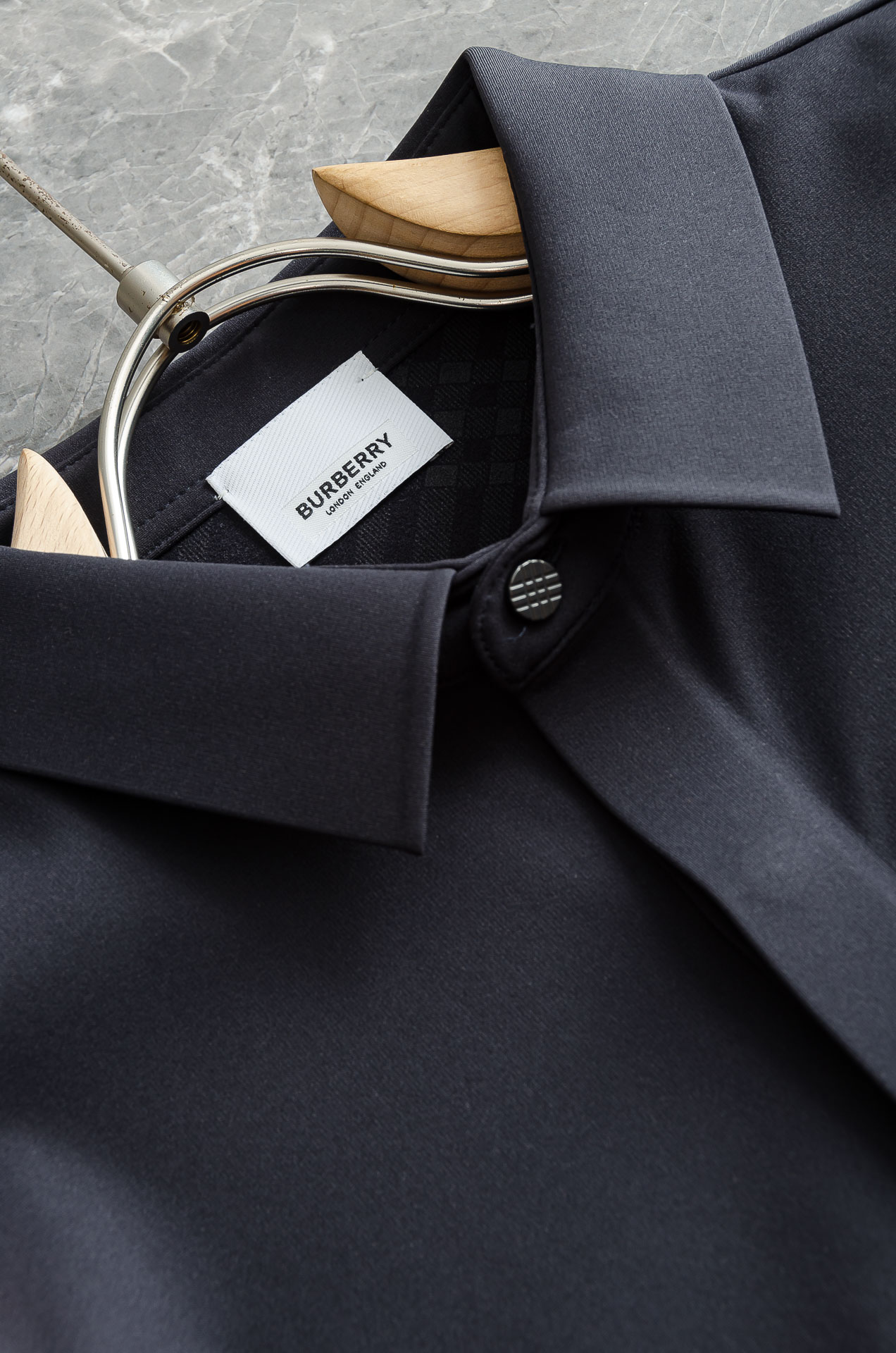 BBR 巴宝莉2025FW秋冬最新加绒立体剪裁男士长袖衬衫#整体触感舒适有质感，尽管面料看似轻薄却富有特