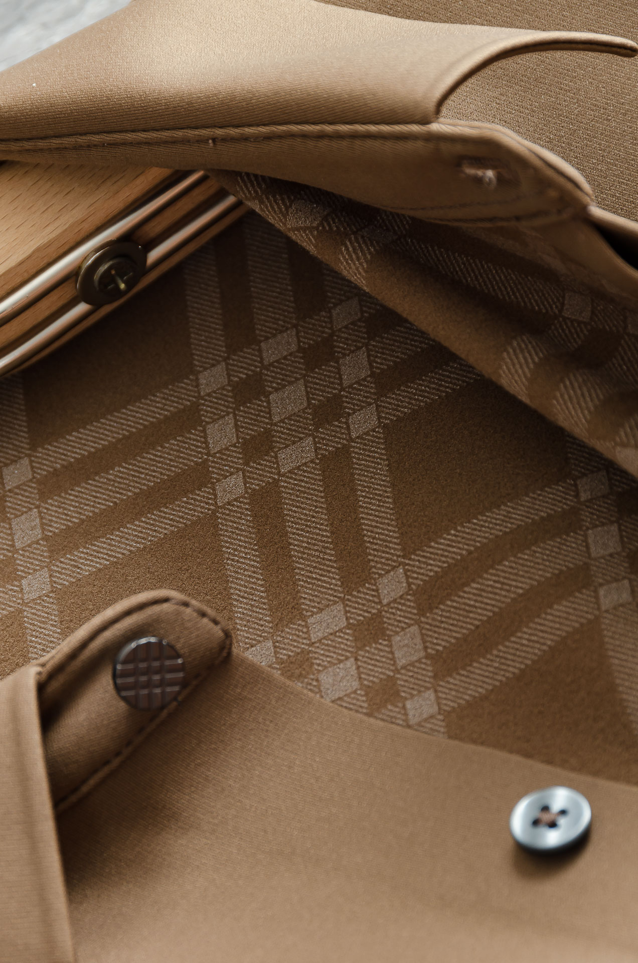 BBR 巴宝莉2025FW秋冬最新加绒立体剪裁男士长袖衬衫#整体触感舒适有质感，尽管面料看似轻薄却富有特