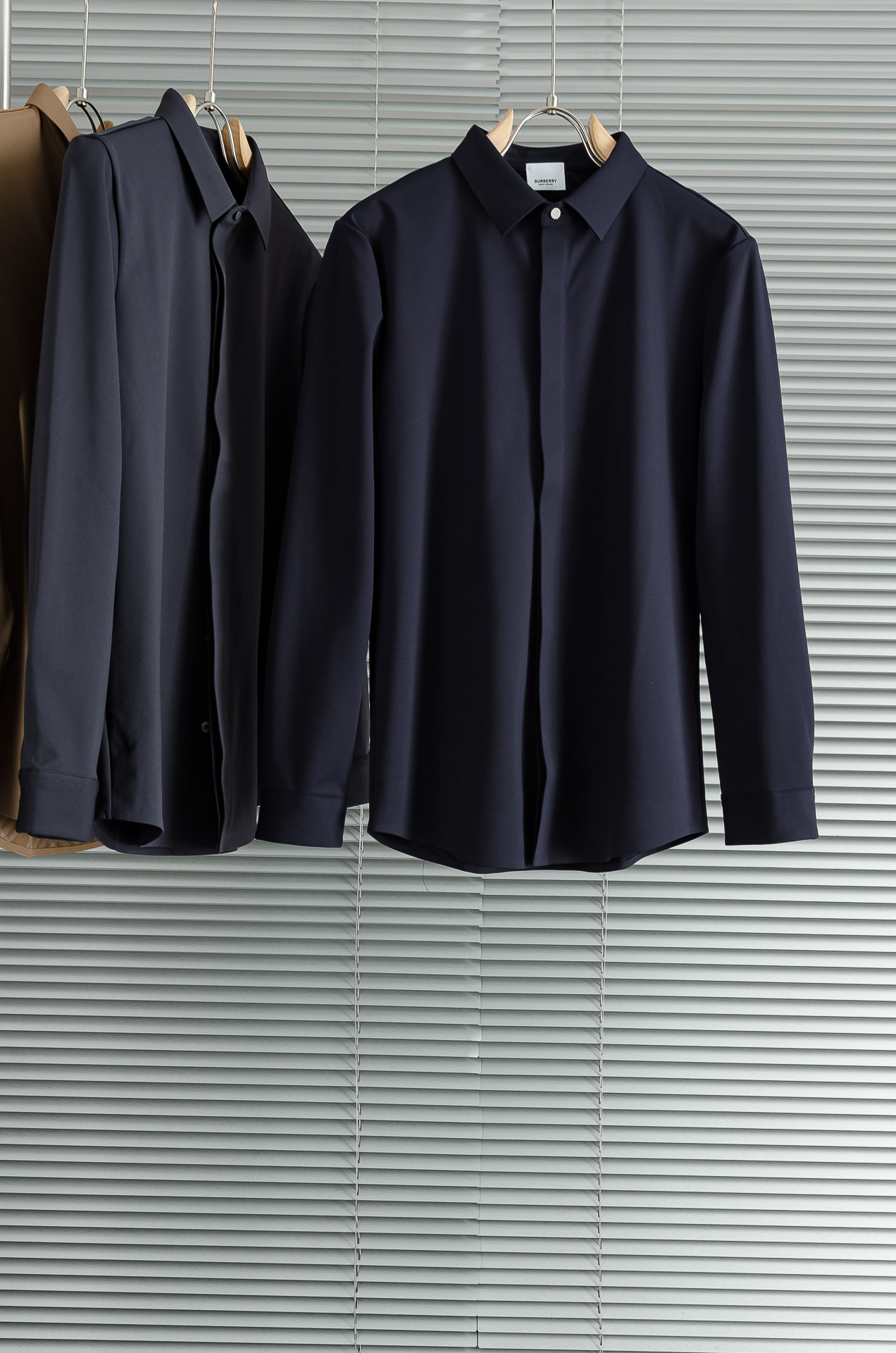 BBR 巴宝莉2025FW秋冬最新加绒立体剪裁男士长袖衬衫#整体触感舒适有质感，尽管面料看似轻薄却富有特