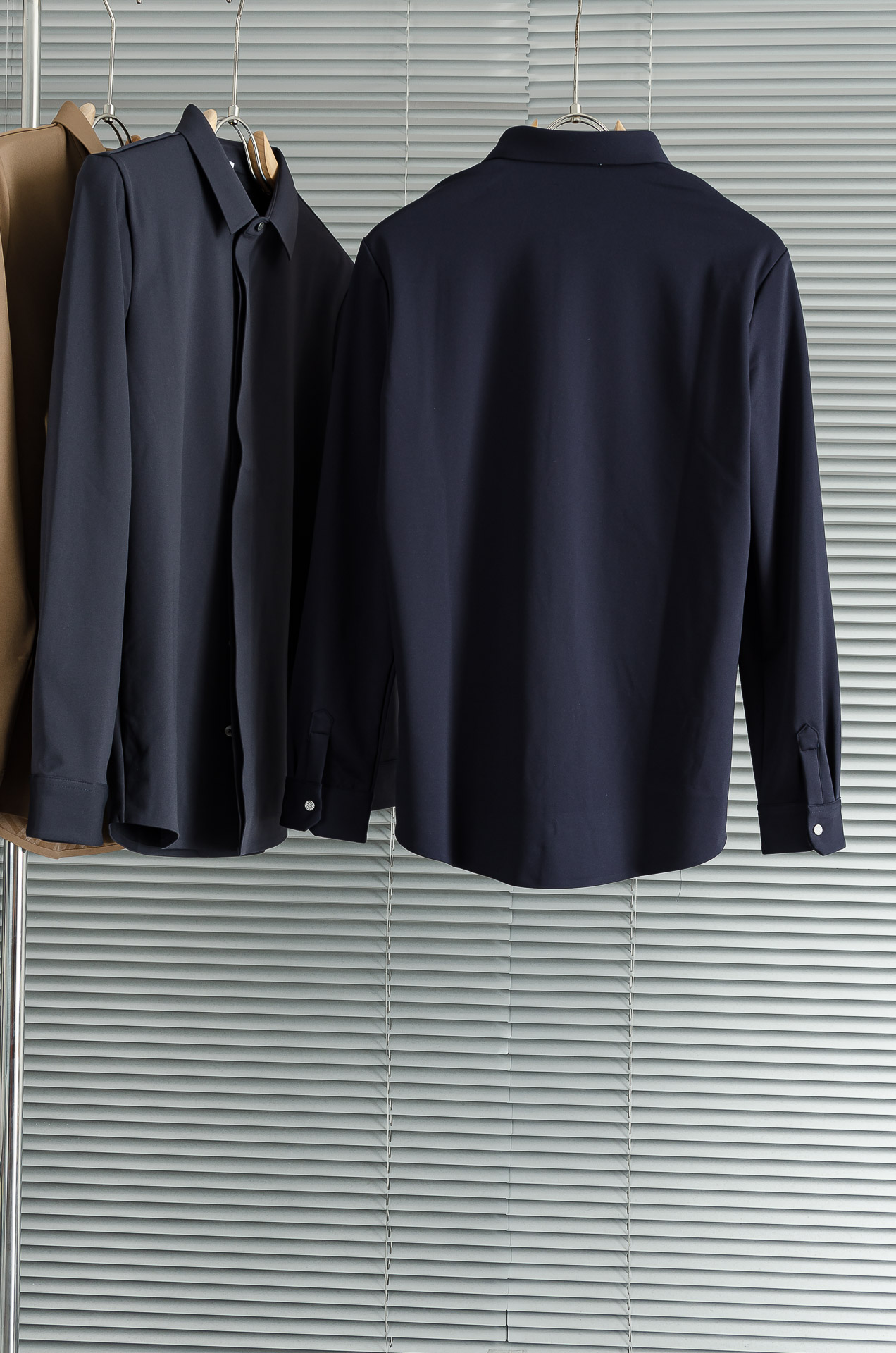 BBR 巴宝莉2025FW秋冬最新加绒立体剪裁男士长袖衬衫#整体触感舒适有质感，尽管面料看似轻薄却富有特