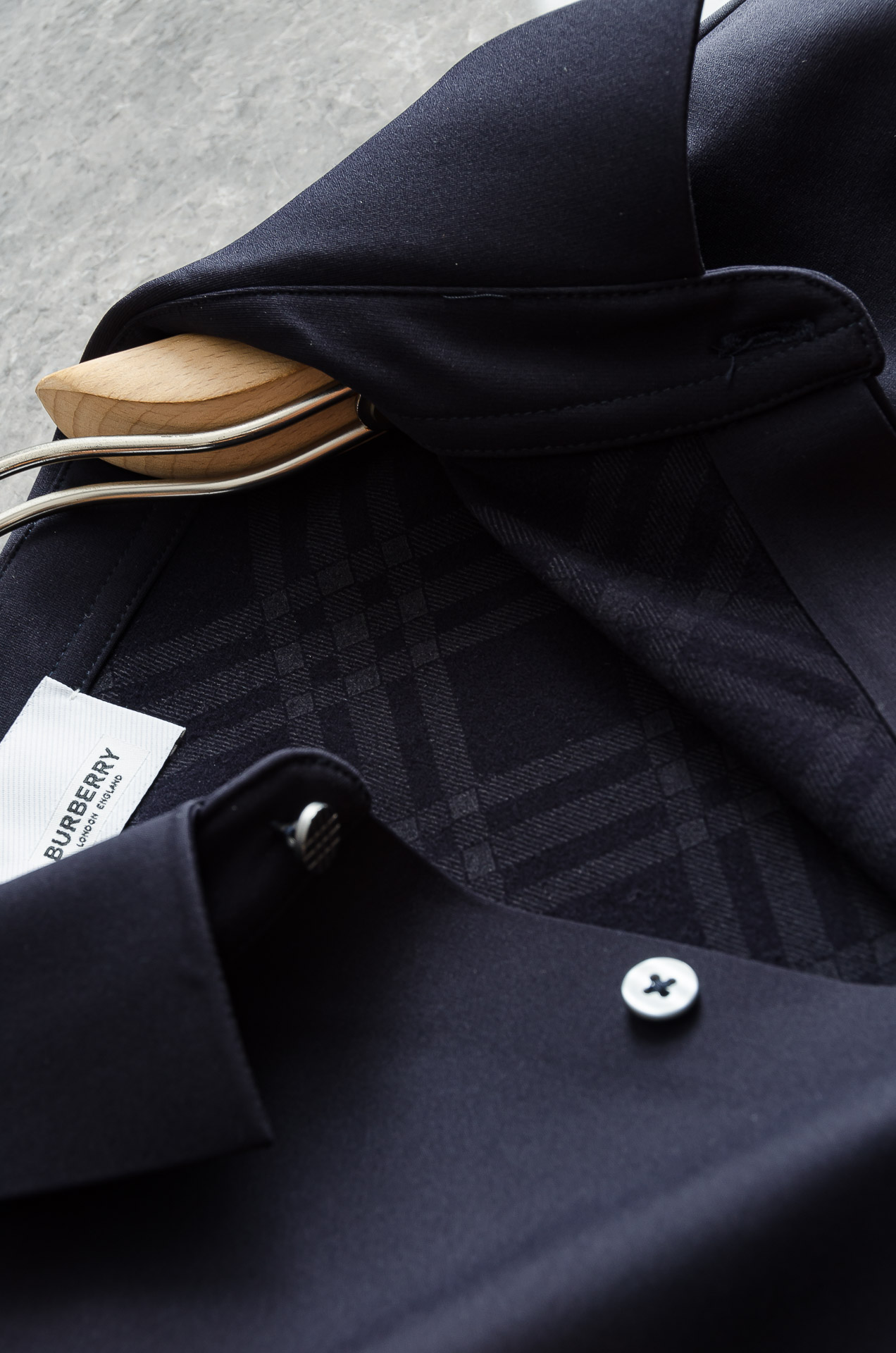 BBR 巴宝莉2025FW秋冬最新加绒立体剪裁男士长袖衬衫#整体触感舒适有质感，尽管面料看似轻薄却富有特