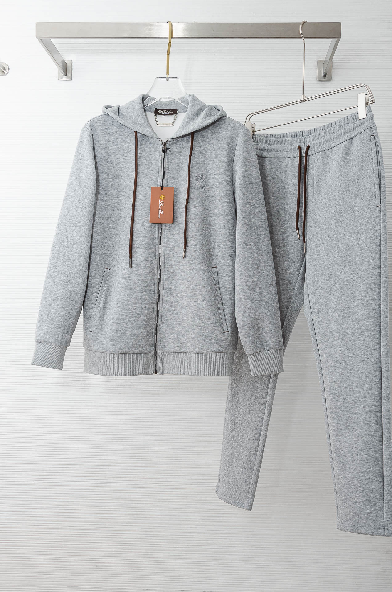 lp🆕 //秋冬时尚休闲运动套装(夹克外套+卫裤 )原厂代工出品，极简的风格构造大气，自然，辨识度高，上