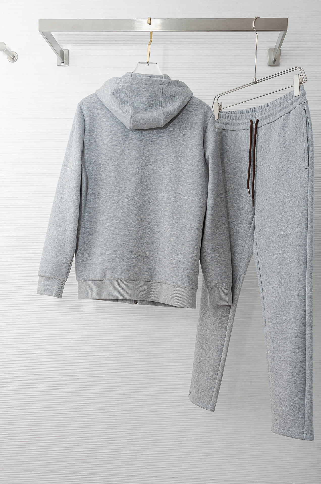 lp🆕 //秋冬时尚休闲运动套装(夹克外套+卫裤 )原厂代工出品，极简的风格构造大气，自然，辨识度高，上