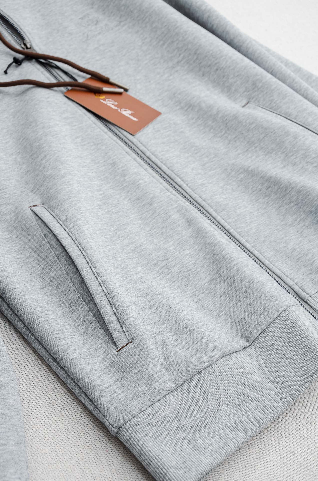 lp🆕 //秋冬时尚休闲运动套装(夹克外套+卫裤 )原厂代工出品，极简的风格构造大气，自然，辨识度高，上