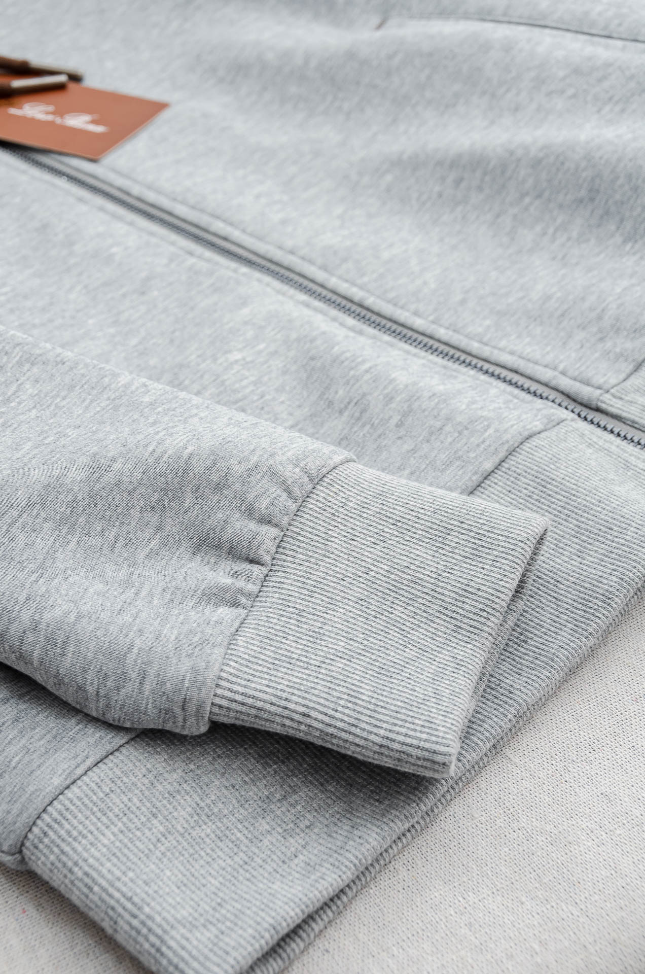 lp🆕 //秋冬时尚休闲运动套装(夹克外套+卫裤 )原厂代工出品，极简的风格构造大气，自然，辨识度高，上