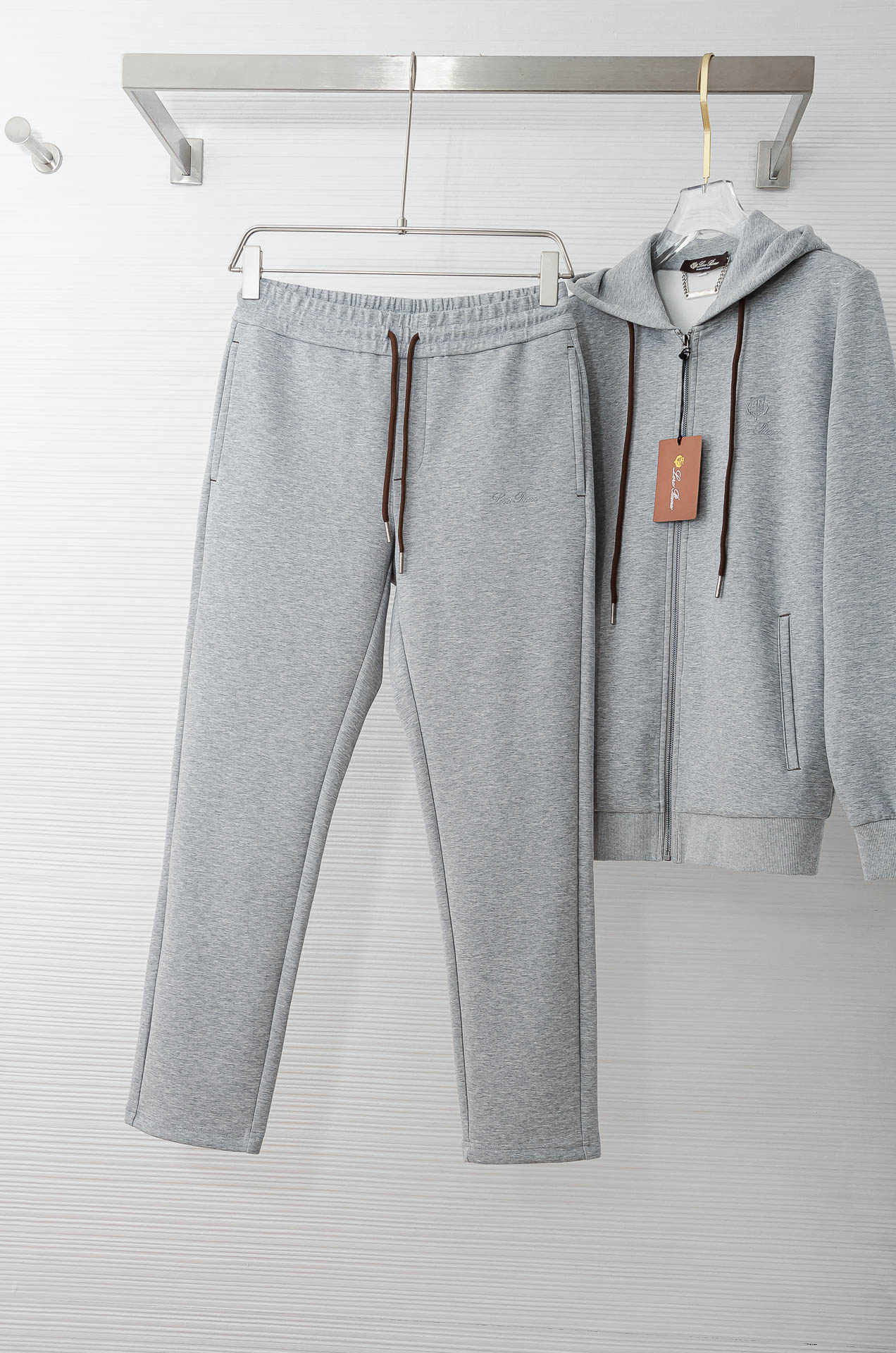 lp🆕 //秋冬时尚休闲运动套装(夹克外套+卫裤 )原厂代工出品，极简的风格构造大气，自然，辨识度高，上