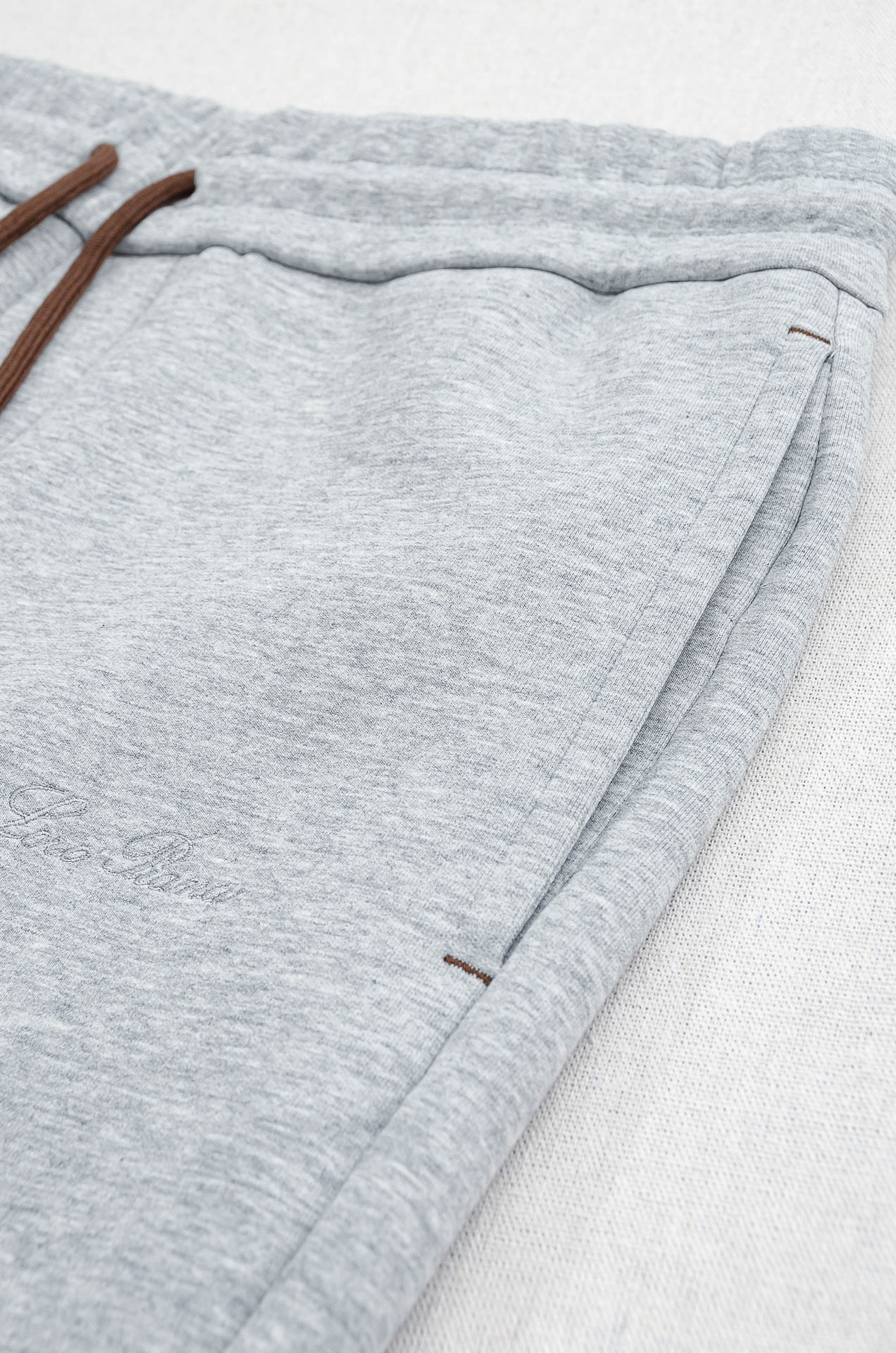 lp🆕 //秋冬时尚休闲运动套装(夹克外套+卫裤 )原厂代工出品，极简的风格构造大气，自然，辨识度高，上