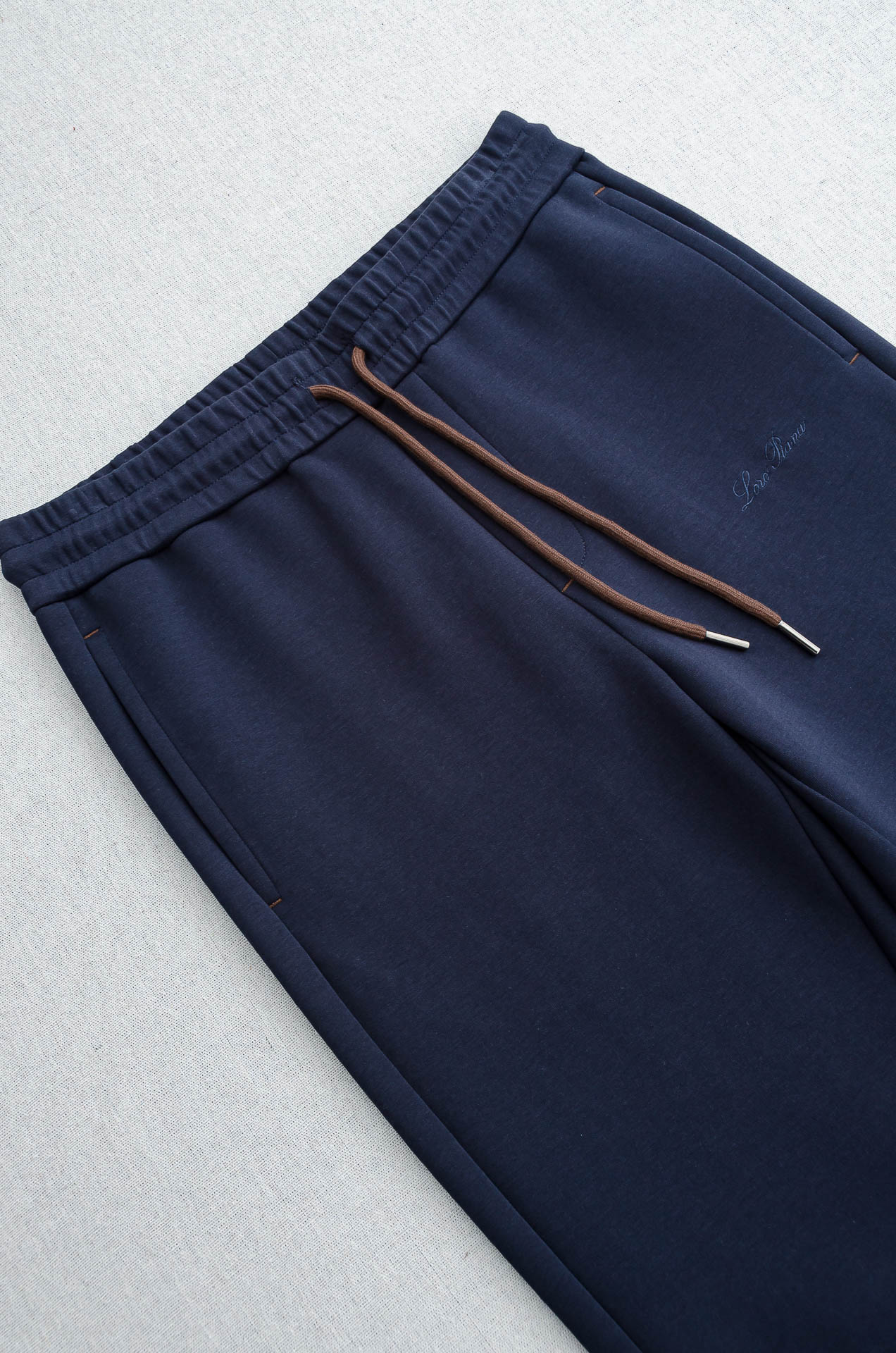 lp🆕 //秋冬时尚休闲运动套装(夹克外套+卫裤 )原厂代工出品，极简的风格构造大气，自然，辨识度高，上