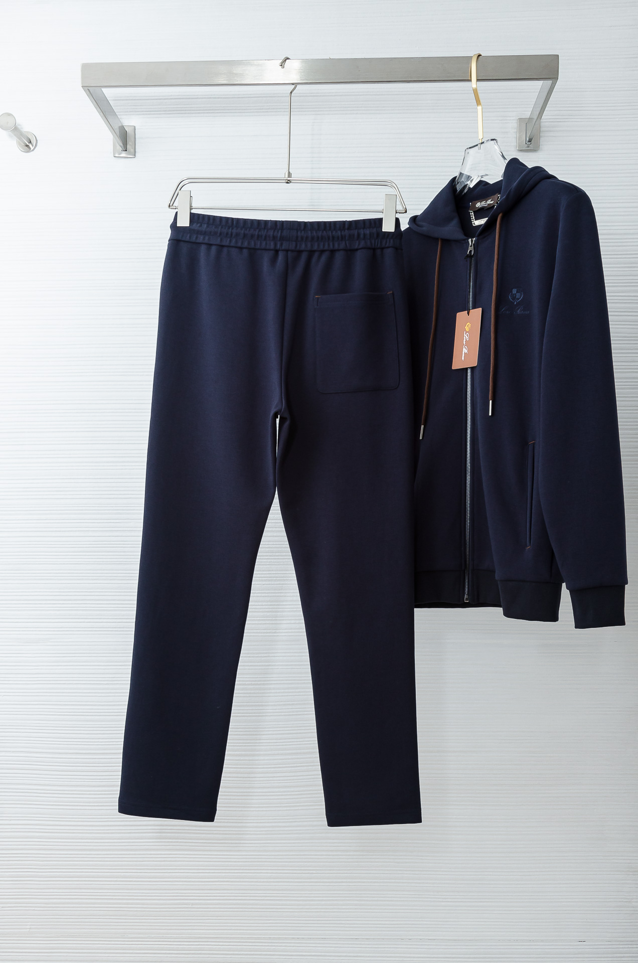 lp🆕 //秋冬时尚休闲运动套装(夹克外套+卫裤 )原厂代工出品，极简的风格构造大气，自然，辨识度高，上