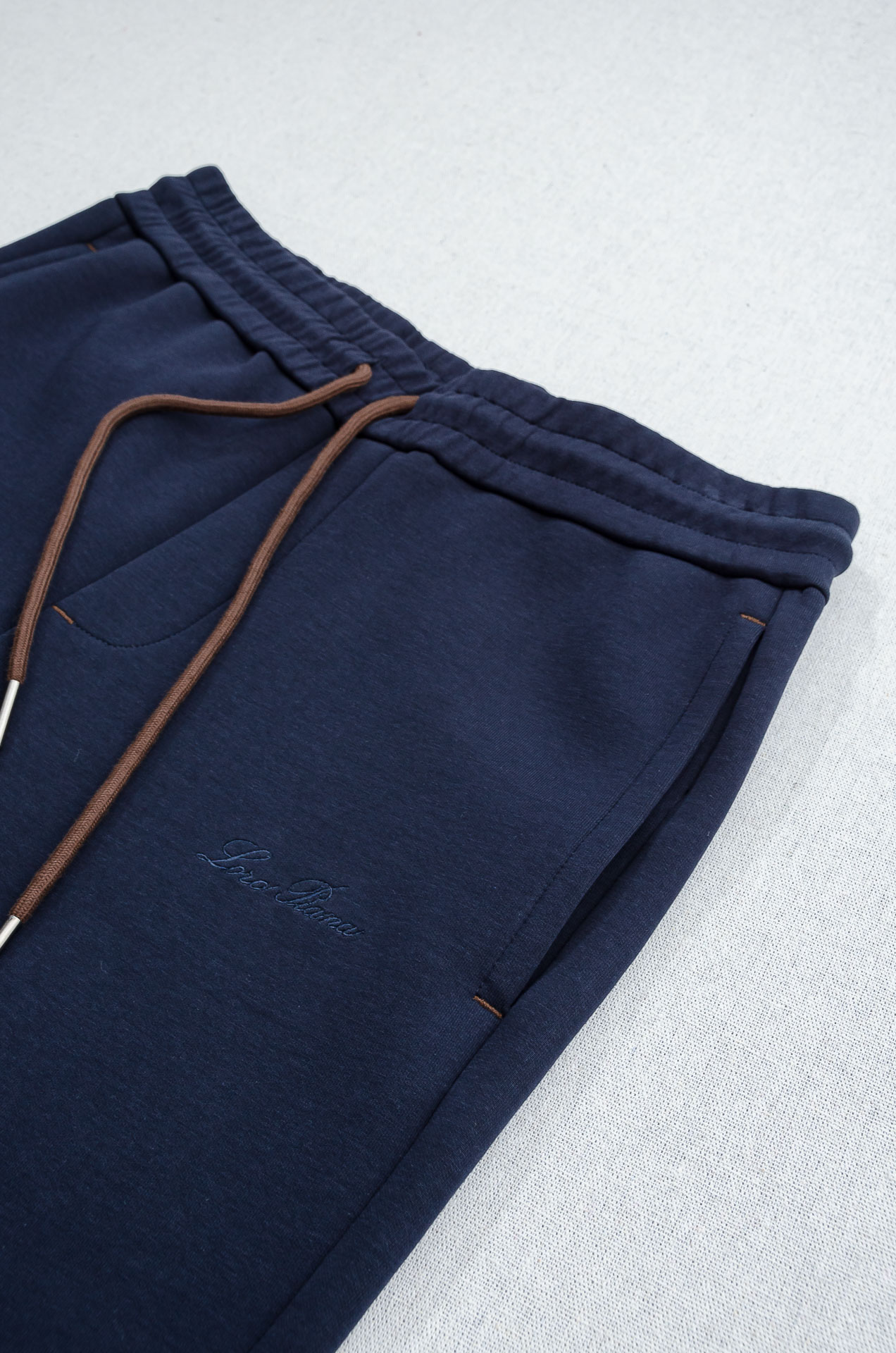 lp🆕 //秋冬时尚休闲运动套装(夹克外套+卫裤 )原厂代工出品，极简的风格构造大气，自然，辨识度高，上