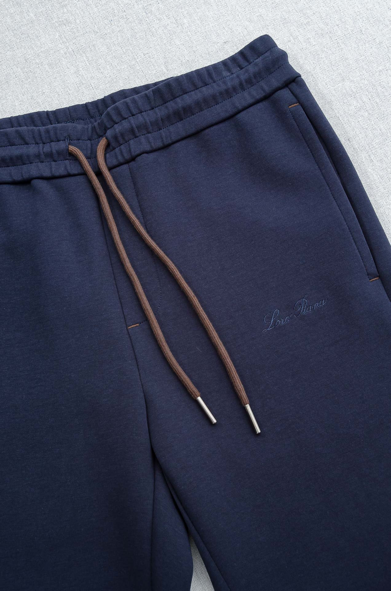 lp🆕 //秋冬时尚休闲运动套装(夹克外套+卫裤 )原厂代工出品，极简的风格构造大气，自然，辨识度高，上