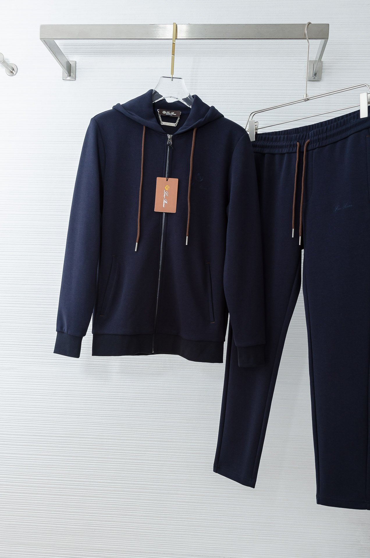 lp🆕 //秋冬时尚休闲运动套装(夹克外套+卫裤 )原厂代工出品，极简的风格构造大气，自然，辨识度高，上