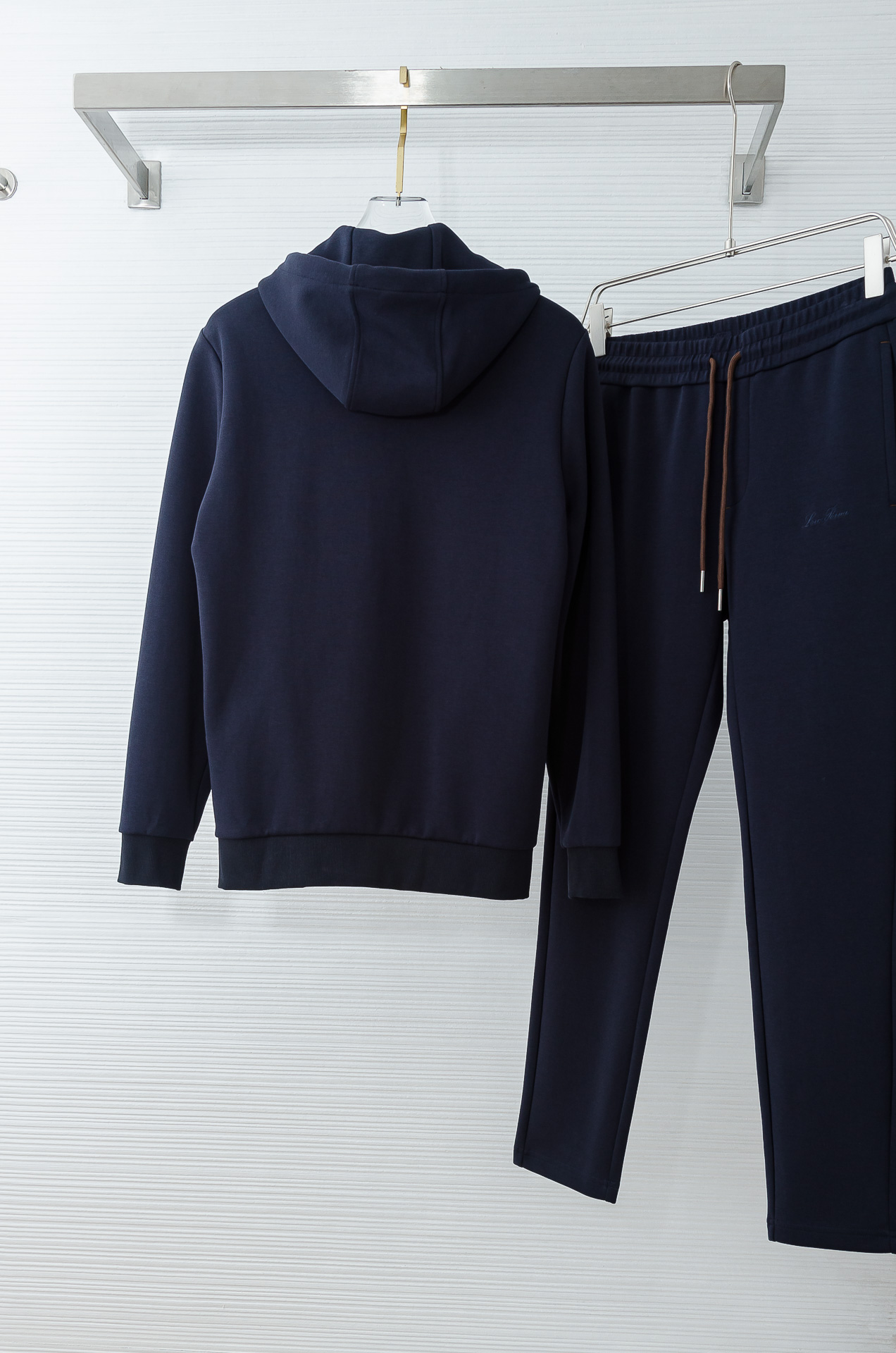 lp🆕 //秋冬时尚休闲运动套装(夹克外套+卫裤 )原厂代工出品，极简的风格构造大气，自然，辨识度高，上