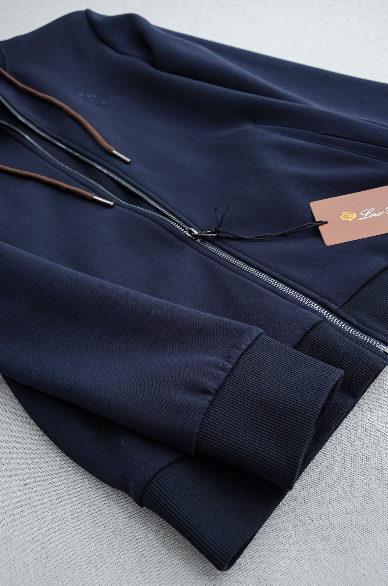 lp🆕 //秋冬时尚休闲运动套装(夹克外套+卫裤 )原厂代工出品，极简的风格构造大气，自然，辨识度高，上