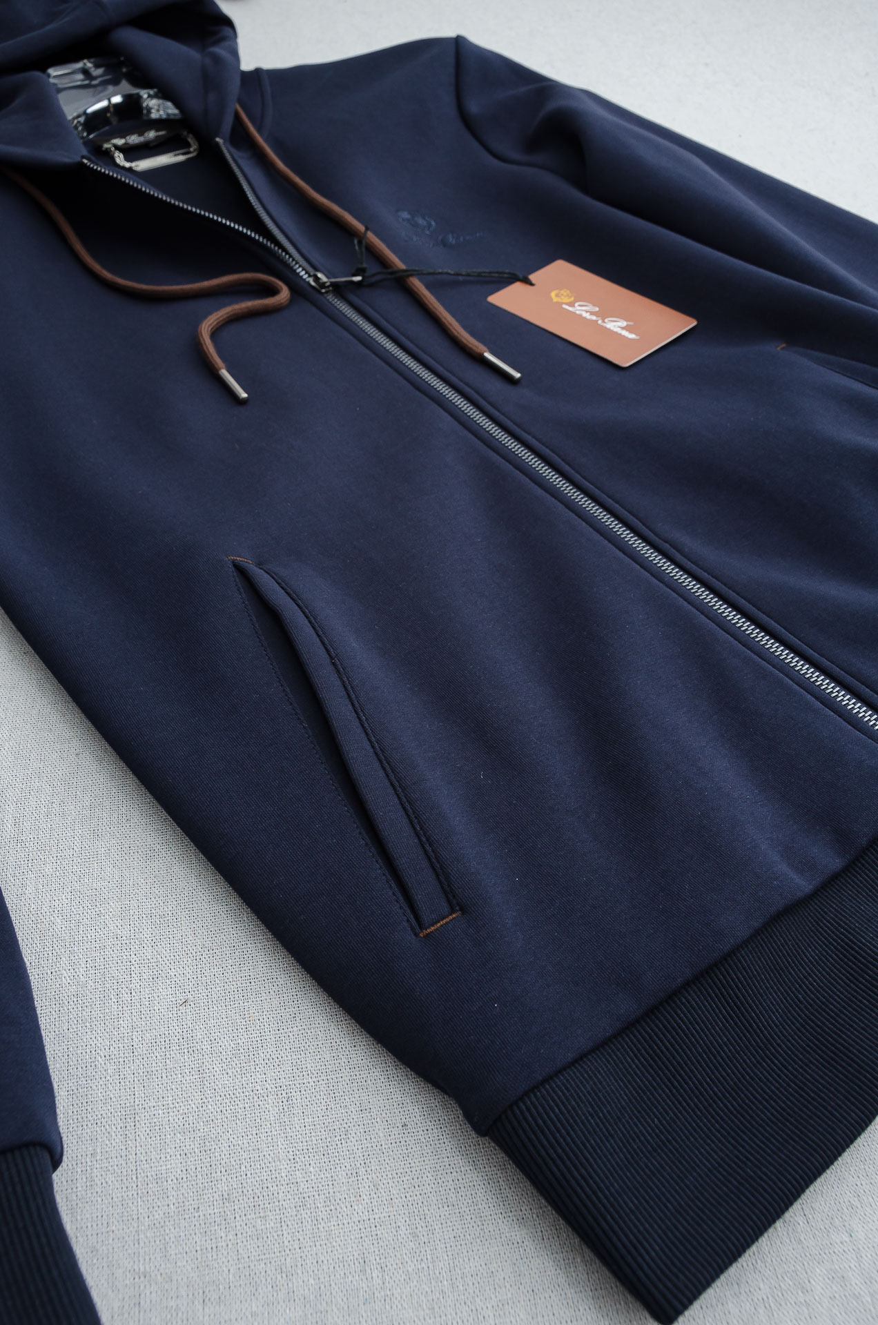 lp🆕 //秋冬时尚休闲运动套装(夹克外套+卫裤 )原厂代工出品，极简的风格构造大气，自然，辨识度高，上