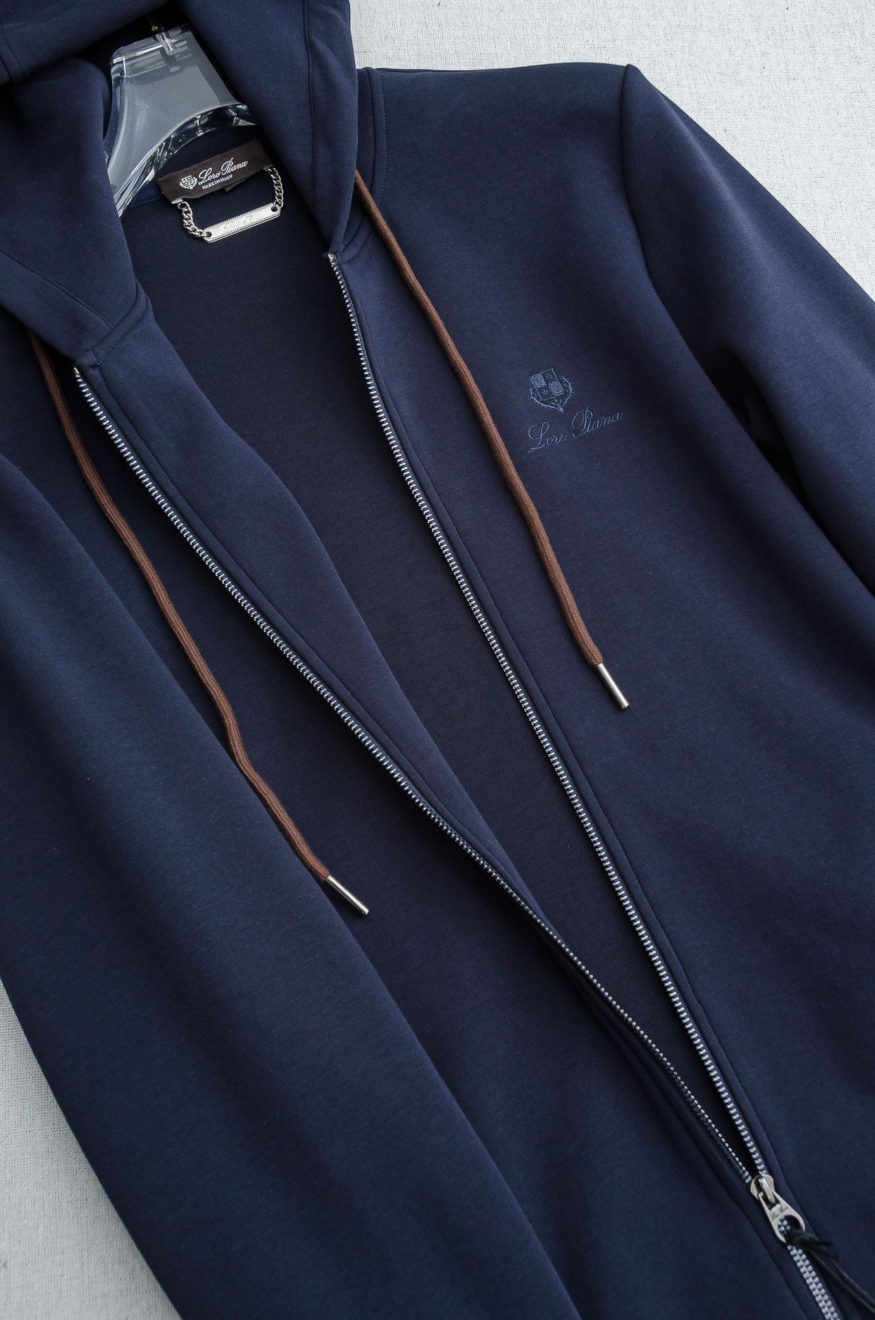 lp🆕 //秋冬时尚休闲运动套装(夹克外套+卫裤 )原厂代工出品，极简的风格构造大气，自然，辨识度高，上