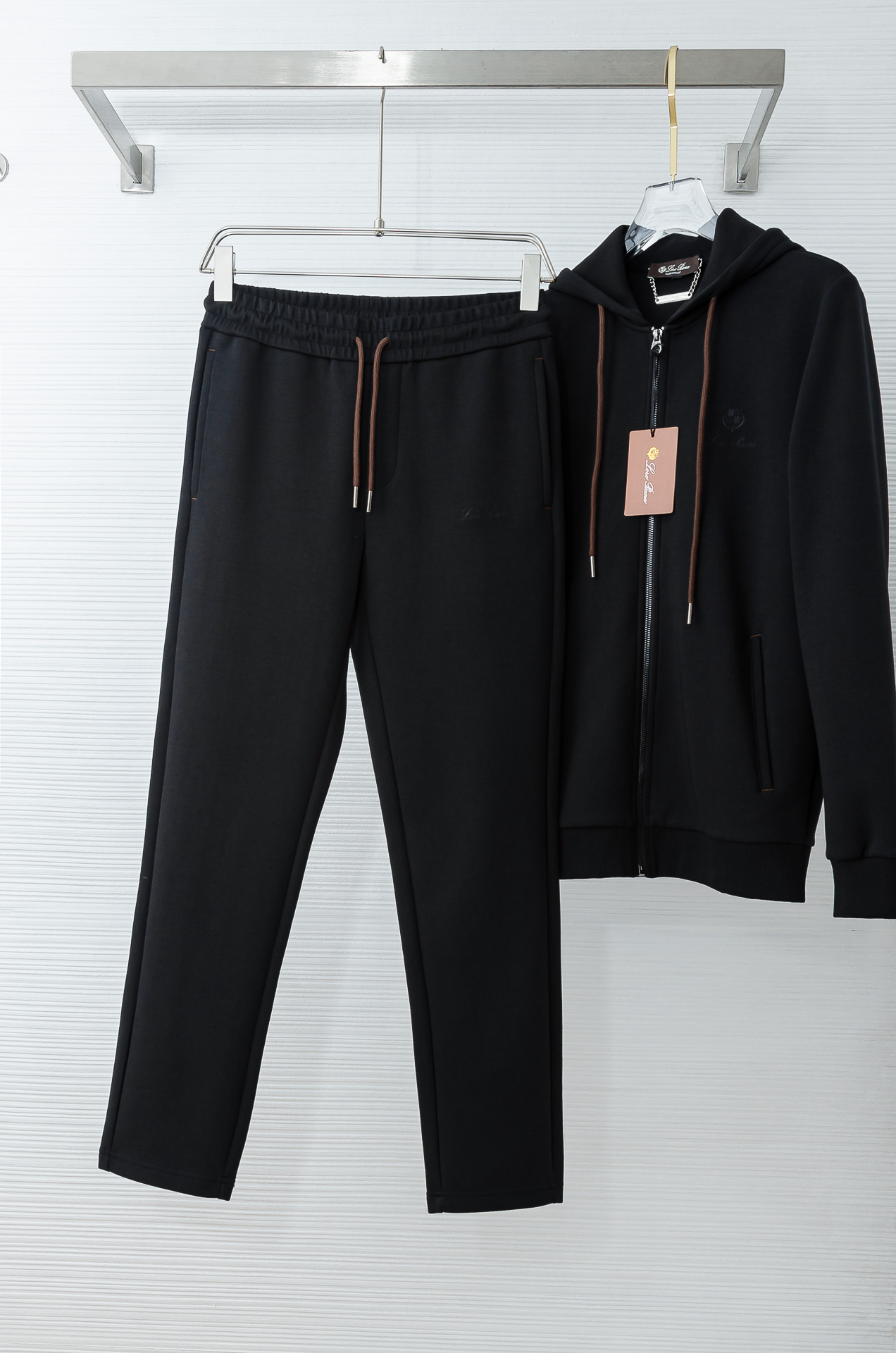 lp🆕 //秋冬时尚休闲运动套装(夹克外套+卫裤 )原厂代工出品，极简的风格构造大气，自然，辨识度高，上