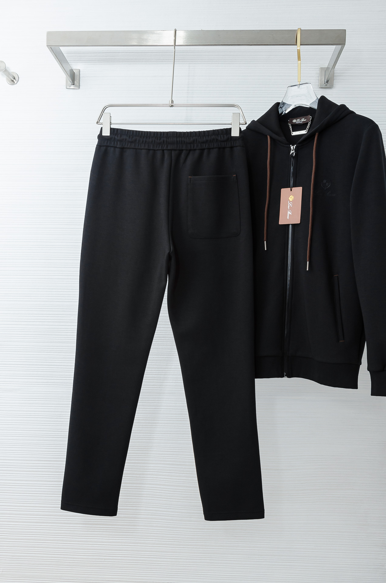 lp🆕 //秋冬时尚休闲运动套装(夹克外套+卫裤 )原厂代工出品，极简的风格构造大气，自然，辨识度高，上