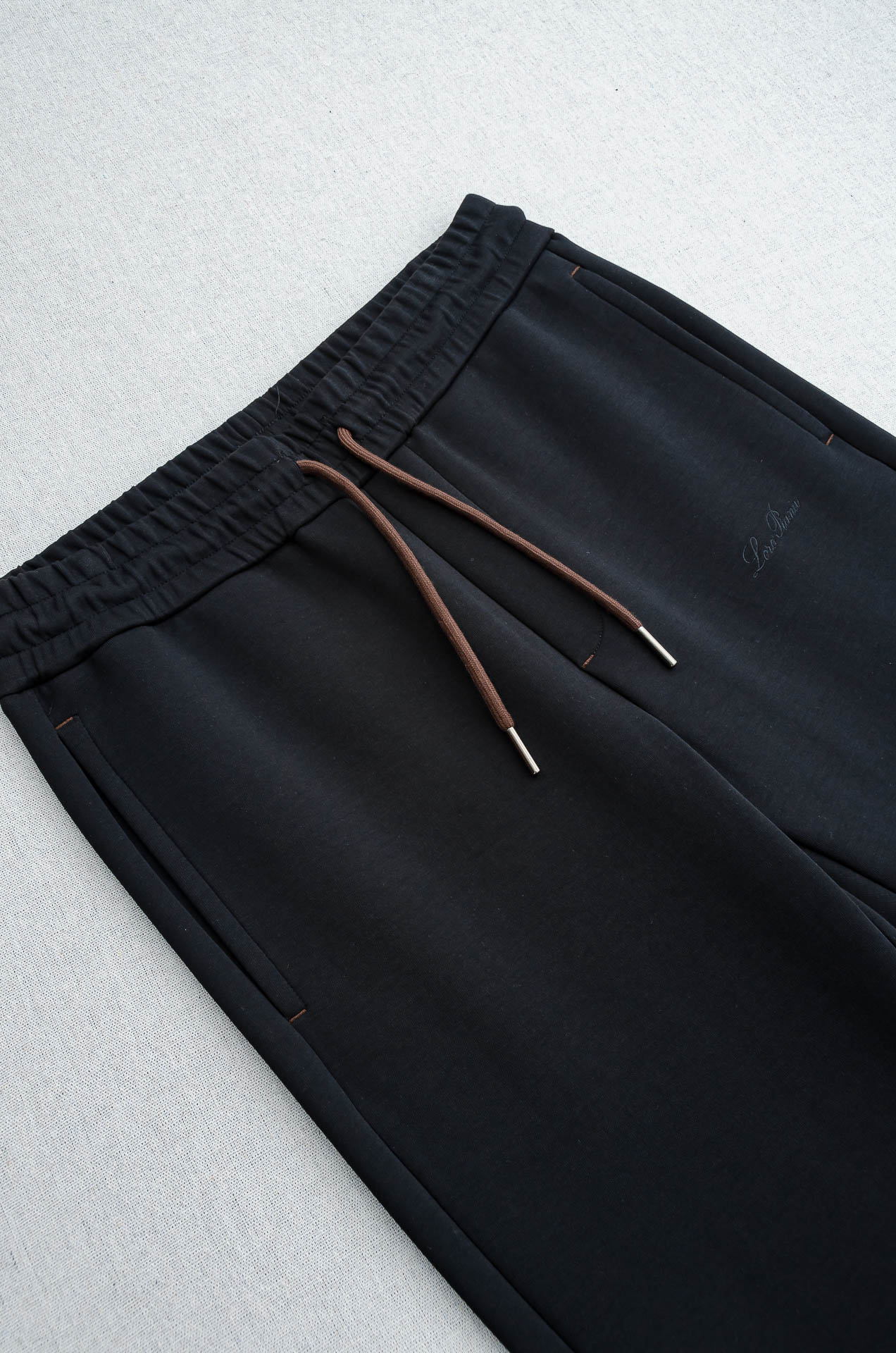 lp🆕 //秋冬时尚休闲运动套装(夹克外套+卫裤 )原厂代工出品，极简的风格构造大气，自然，辨识度高，上