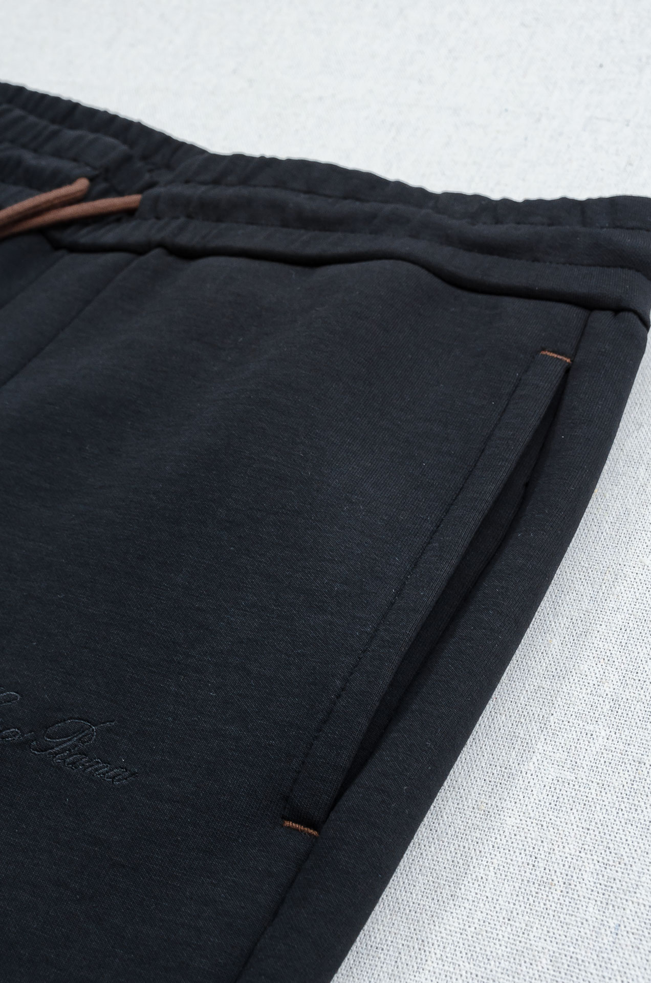 lp🆕 //秋冬时尚休闲运动套装(夹克外套+卫裤 )原厂代工出品，极简的风格构造大气，自然，辨识度高，上