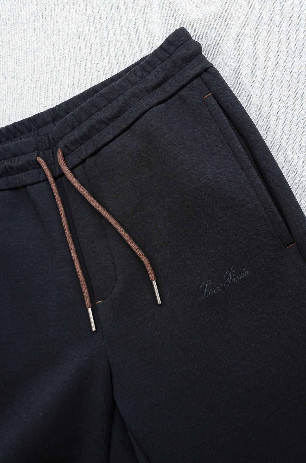 lp🆕 //秋冬时尚休闲运动套装(夹克外套+卫裤 )原厂代工出品，极简的风格构造大气，自然，辨识度高，上