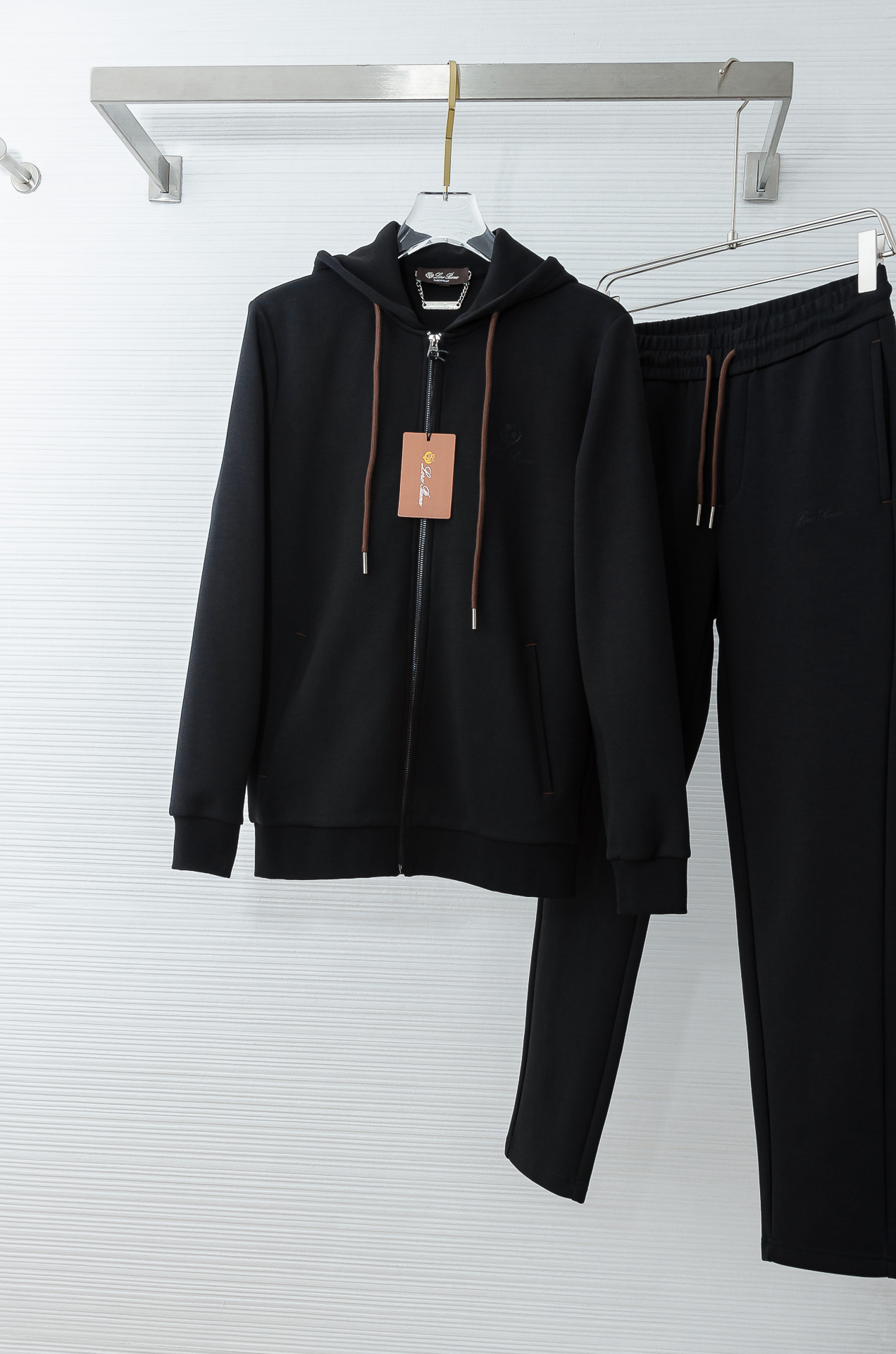 lp🆕 //秋冬时尚休闲运动套装(夹克外套+卫裤 )原厂代工出品，极简的风格构造大气，自然，辨识度高，上