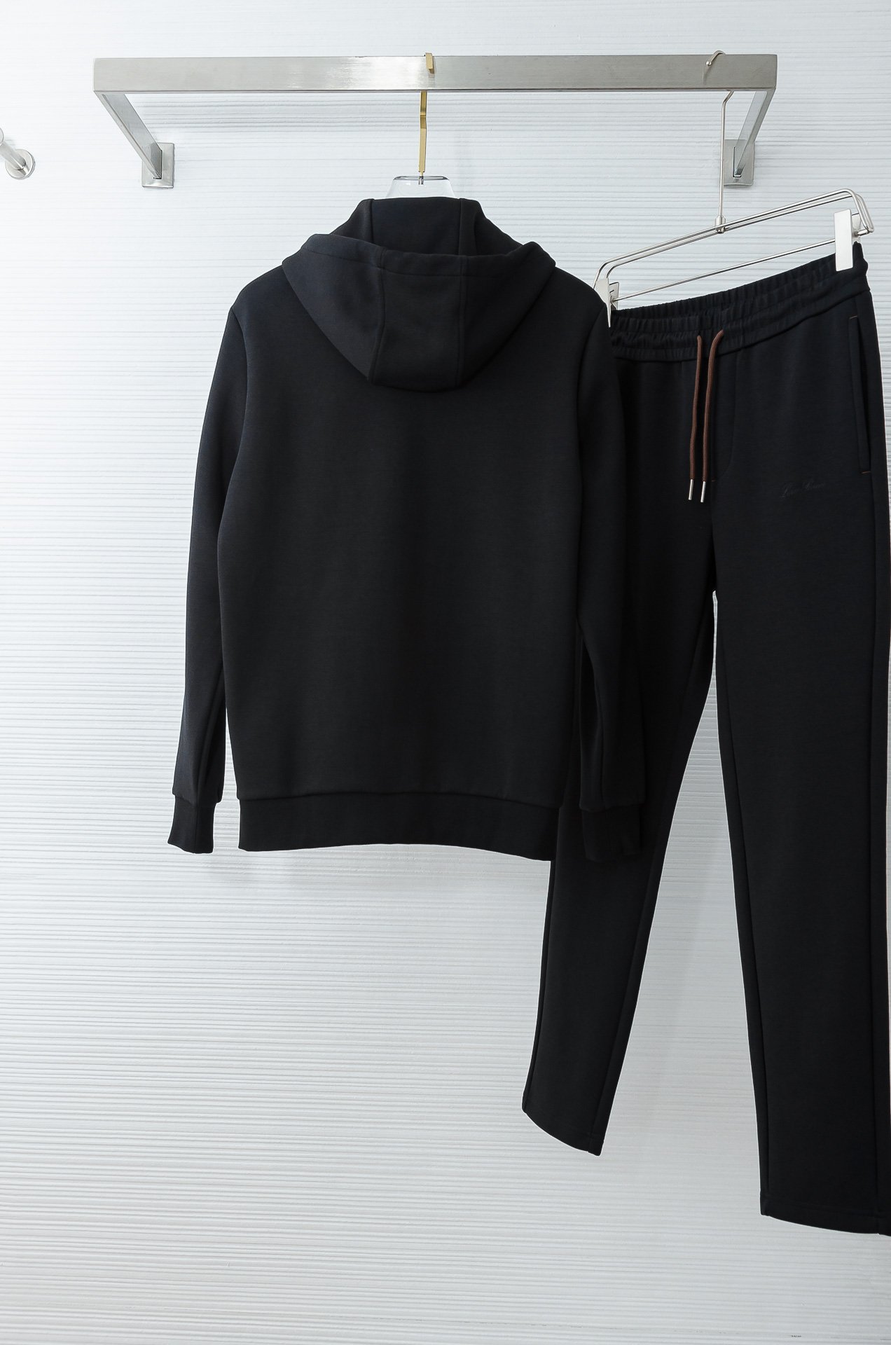 lp🆕 //秋冬时尚休闲运动套装(夹克外套+卫裤 )原厂代工出品，极简的风格构造大气，自然，辨识度高，上