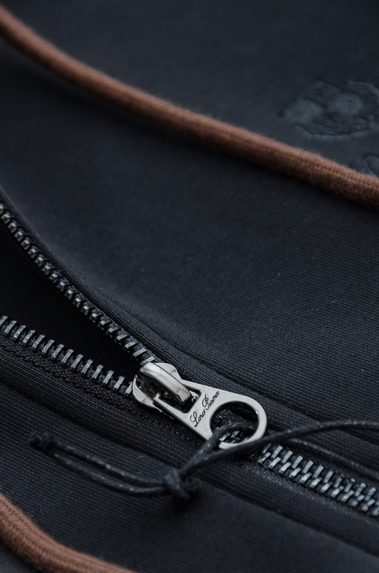 lp🆕 //秋冬时尚休闲运动套装(夹克外套+卫裤 )原厂代工出品，极简的风格构造大气，自然，辨识度高，上