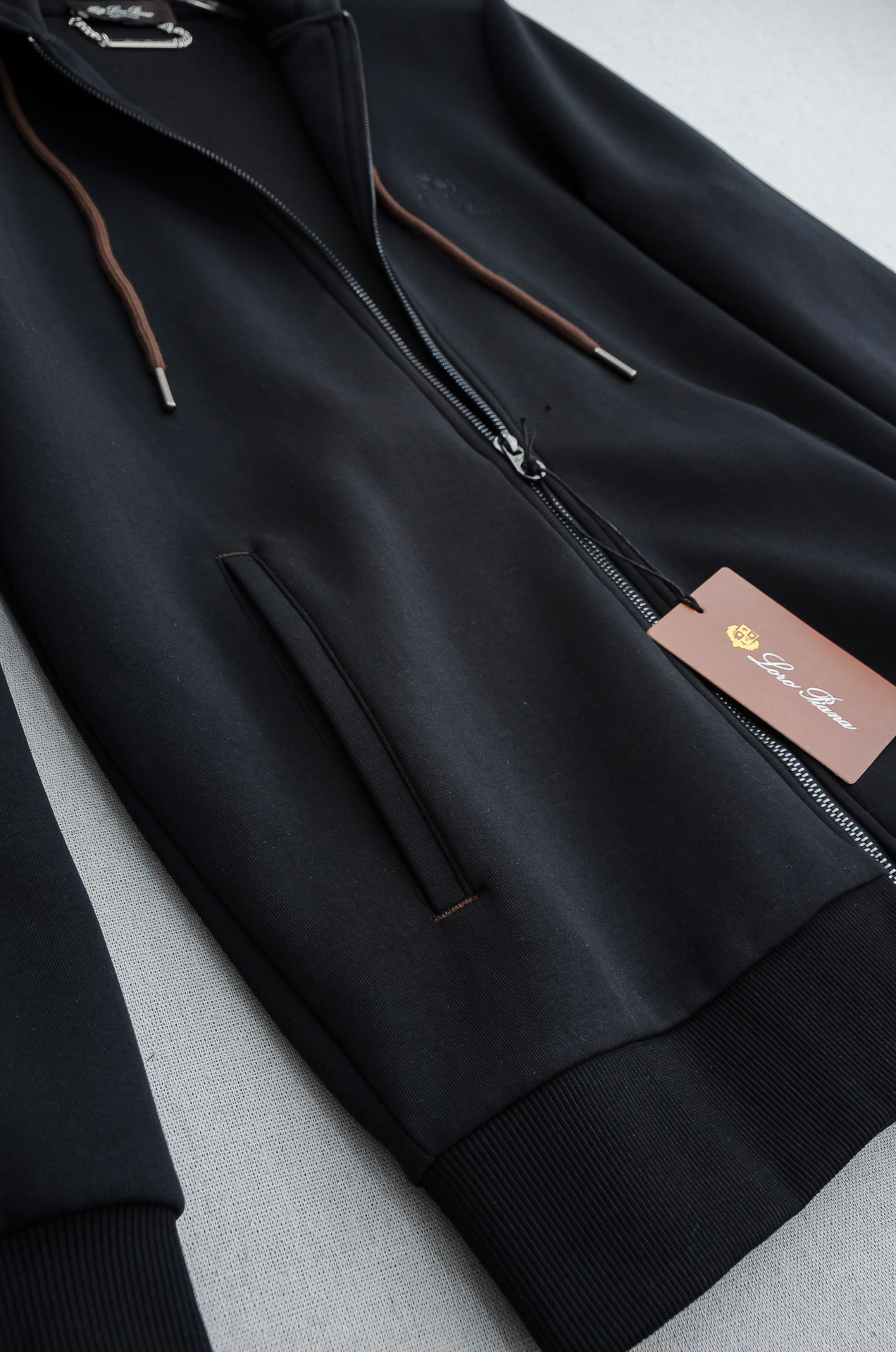 lp🆕 //秋冬时尚休闲运动套装(夹克外套+卫裤 )原厂代工出品，极简的风格构造大气，自然，辨识度高，上