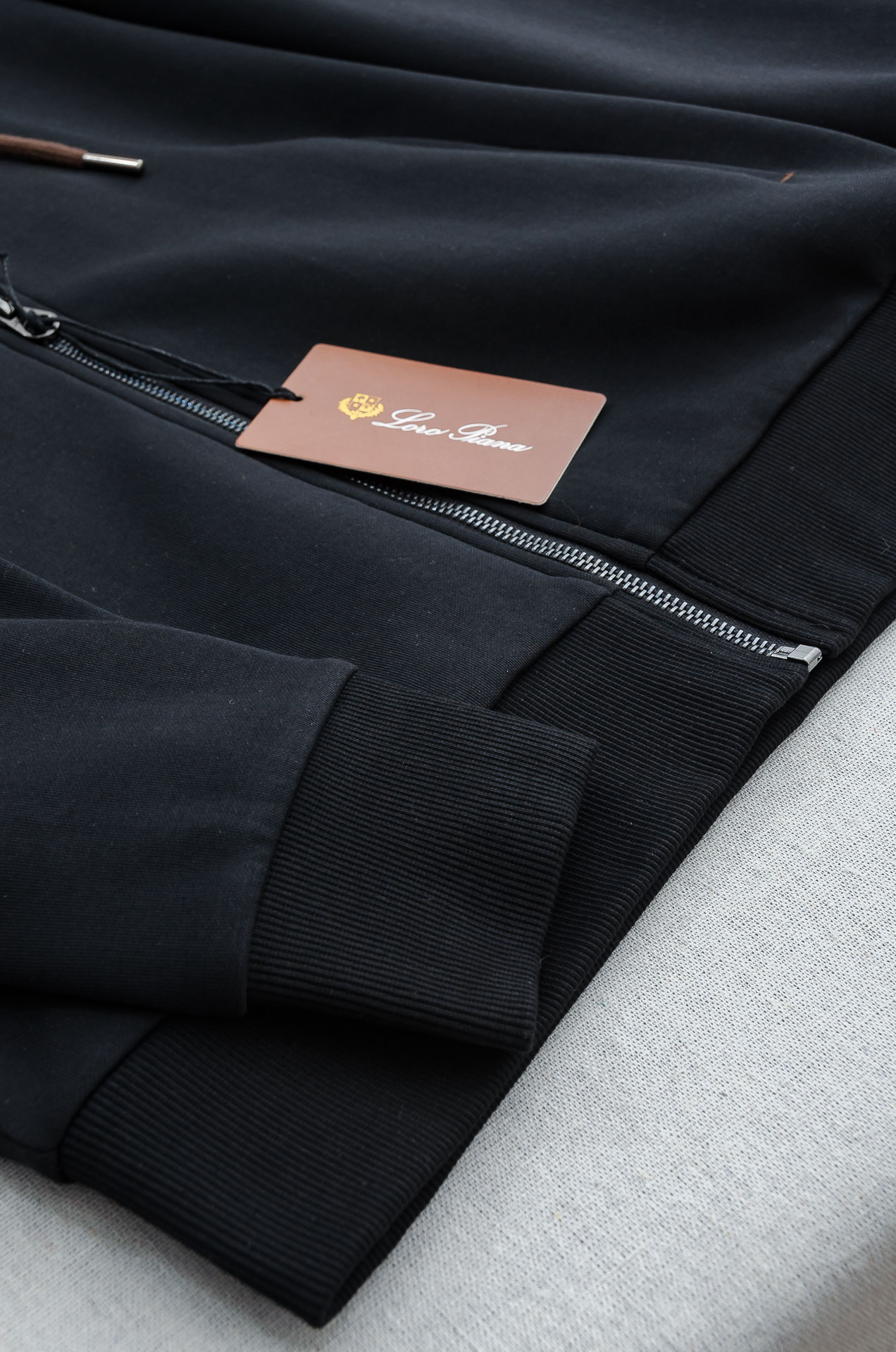 lp🆕 //秋冬时尚休闲运动套装(夹克外套+卫裤 )原厂代工出品，极简的风格构造大气，自然，辨识度高，上