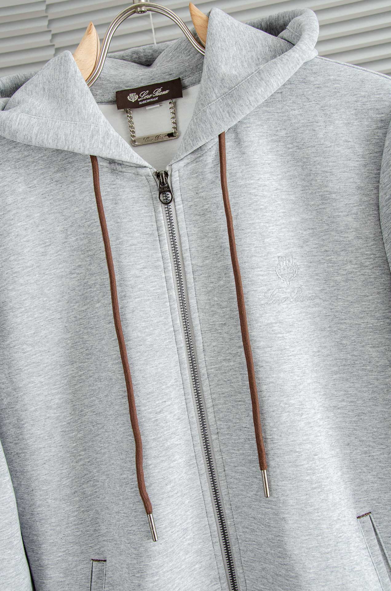 。 lP🆕 //秋冬时尚休闲运动套装(夹克外套+卫裤 )原厂代工出品，极简的风格构造大气，自然，辨识度高