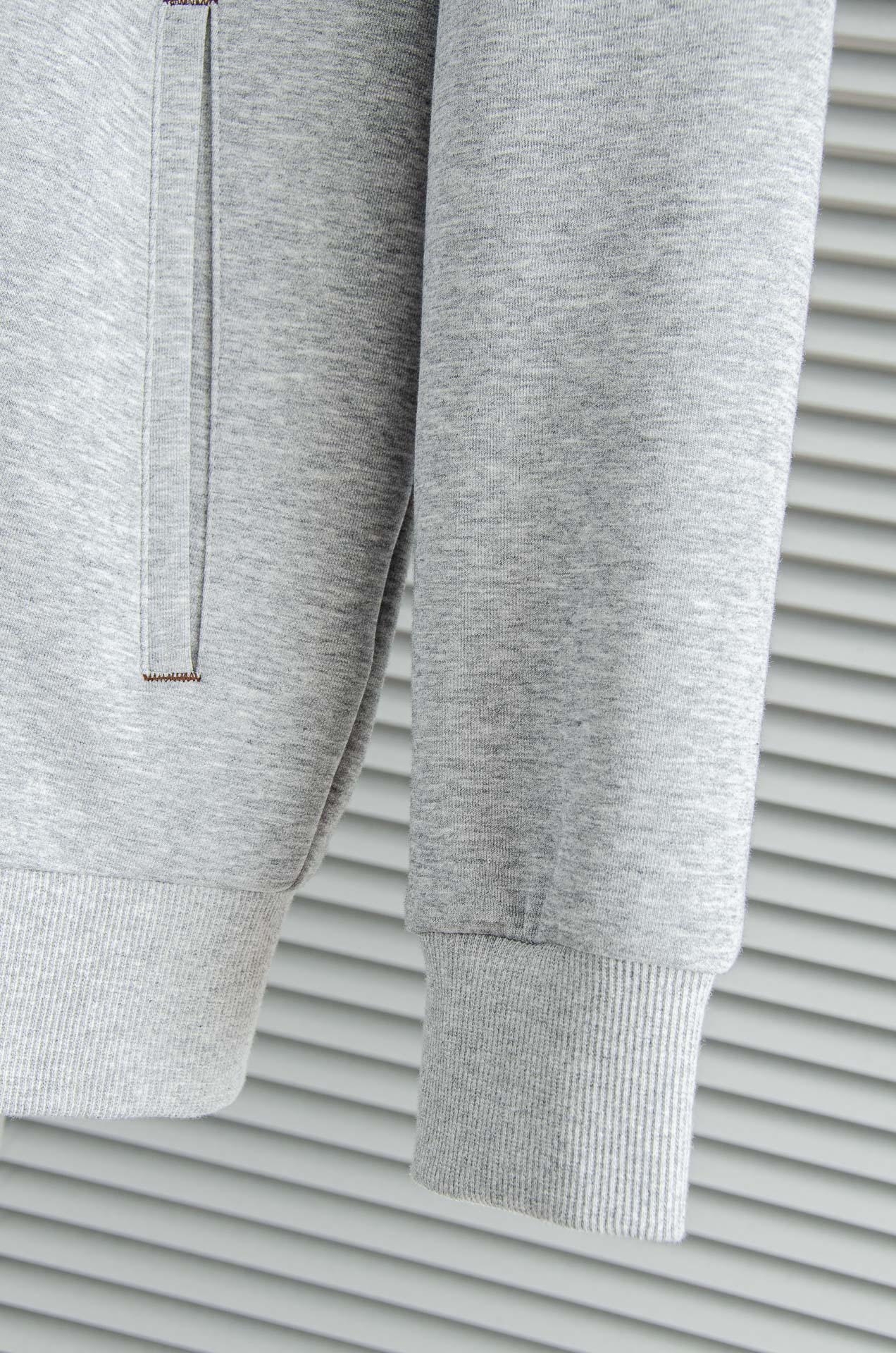 。 lP🆕 //秋冬时尚休闲运动套装(夹克外套+卫裤 )原厂代工出品，极简的风格构造大气，自然，辨识度高