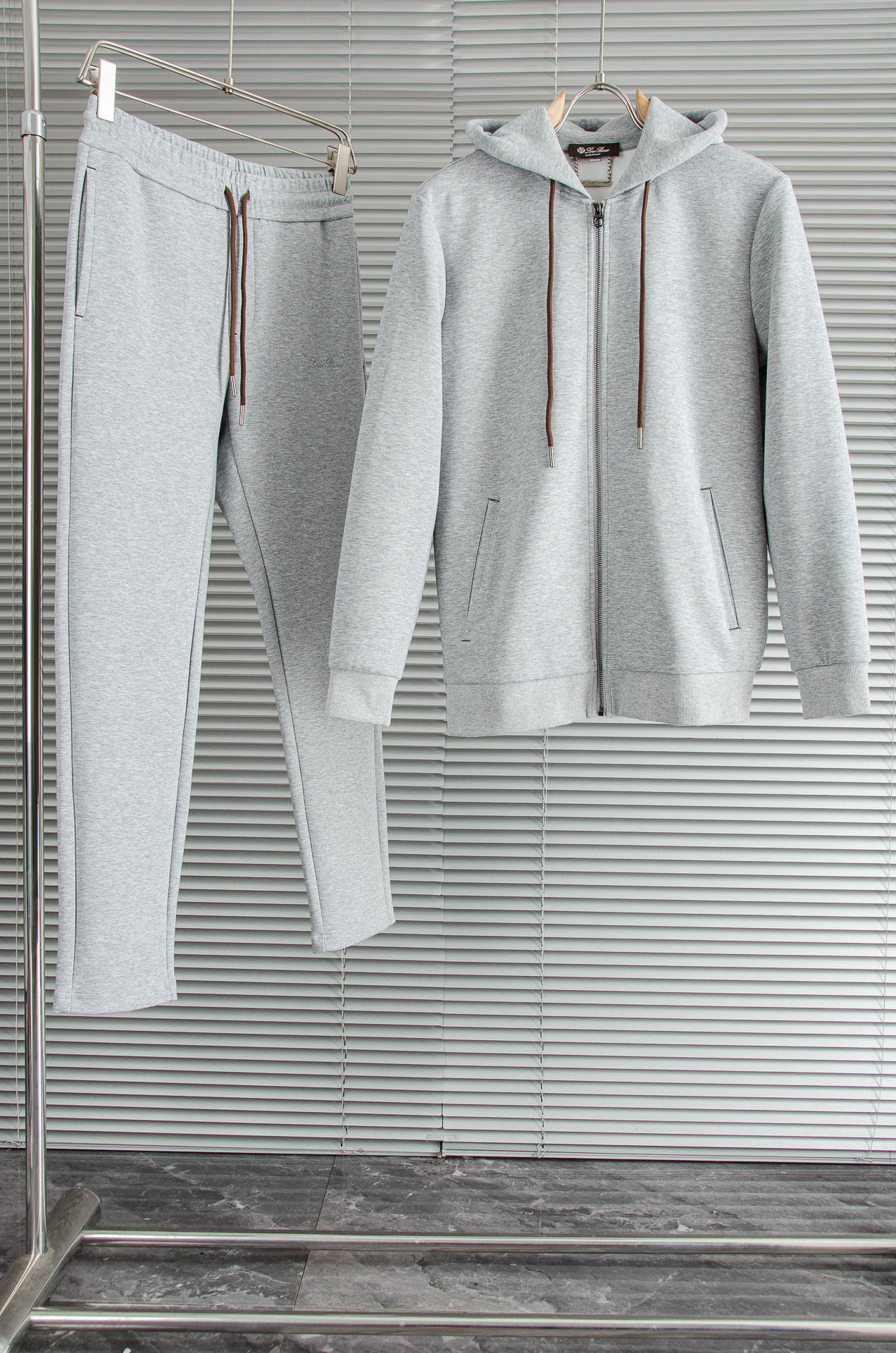 。 lP🆕 //秋冬时尚休闲运动套装(夹克外套+卫裤 )原厂代工出品，极简的风格构造大气，自然，辨识度高