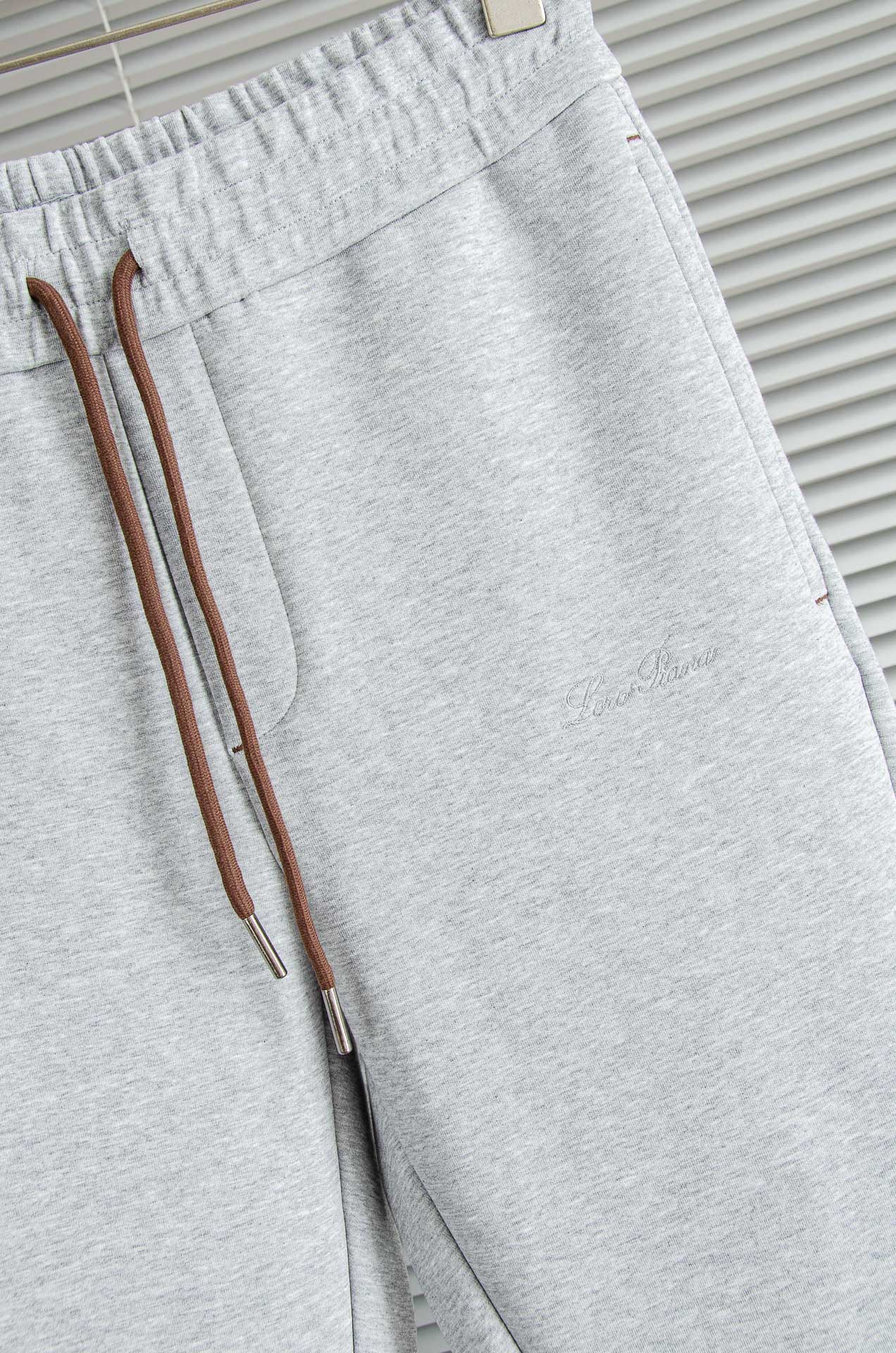 。 lP🆕 //秋冬时尚休闲运动套装(夹克外套+卫裤 )原厂代工出品，极简的风格构造大气，自然，辨识度高