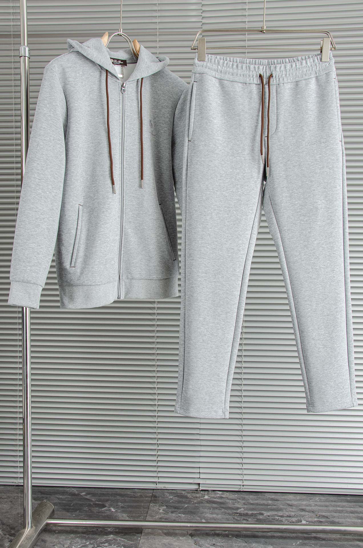 。 lP🆕 //秋冬时尚休闲运动套装(夹克外套+卫裤 )原厂代工出品，极简的风格构造大气，自然，辨识度高