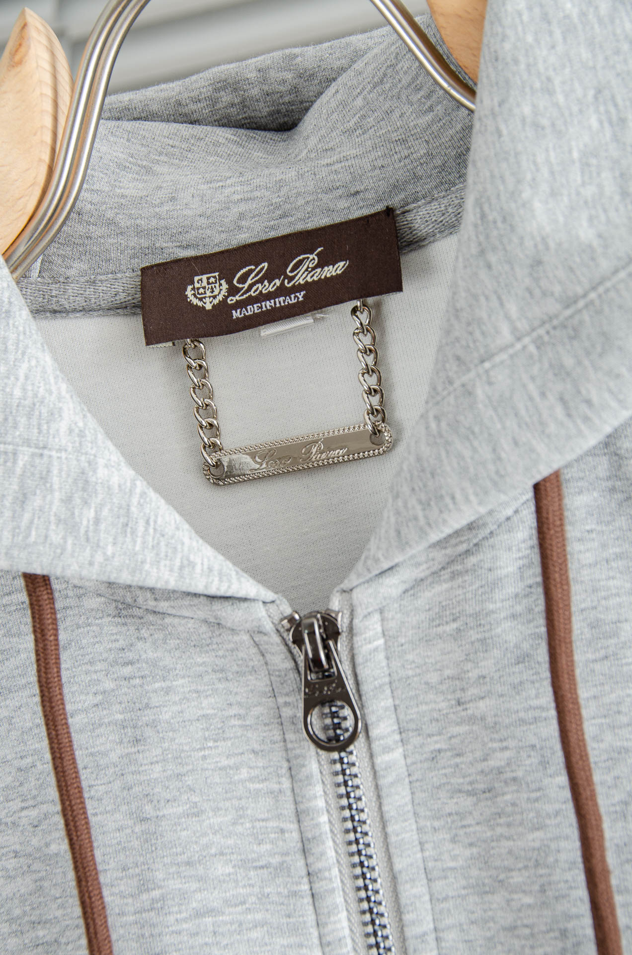 。 lP🆕 //秋冬时尚休闲运动套装(夹克外套+卫裤 )原厂代工出品，极简的风格构造大气，自然，辨识度高