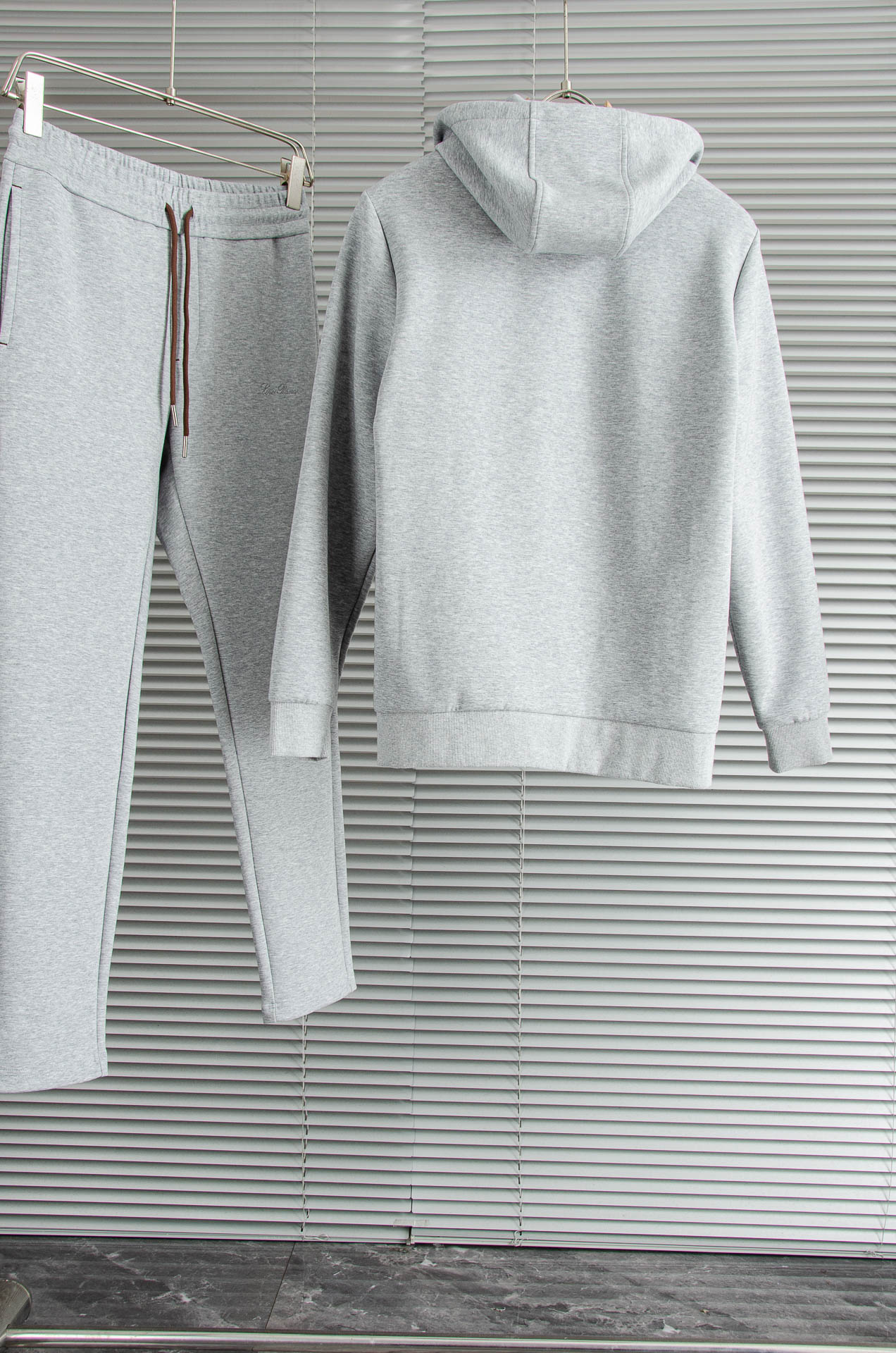 。 lP🆕 //秋冬时尚休闲运动套装(夹克外套+卫裤 )原厂代工出品，极简的风格构造大气，自然，辨识度高