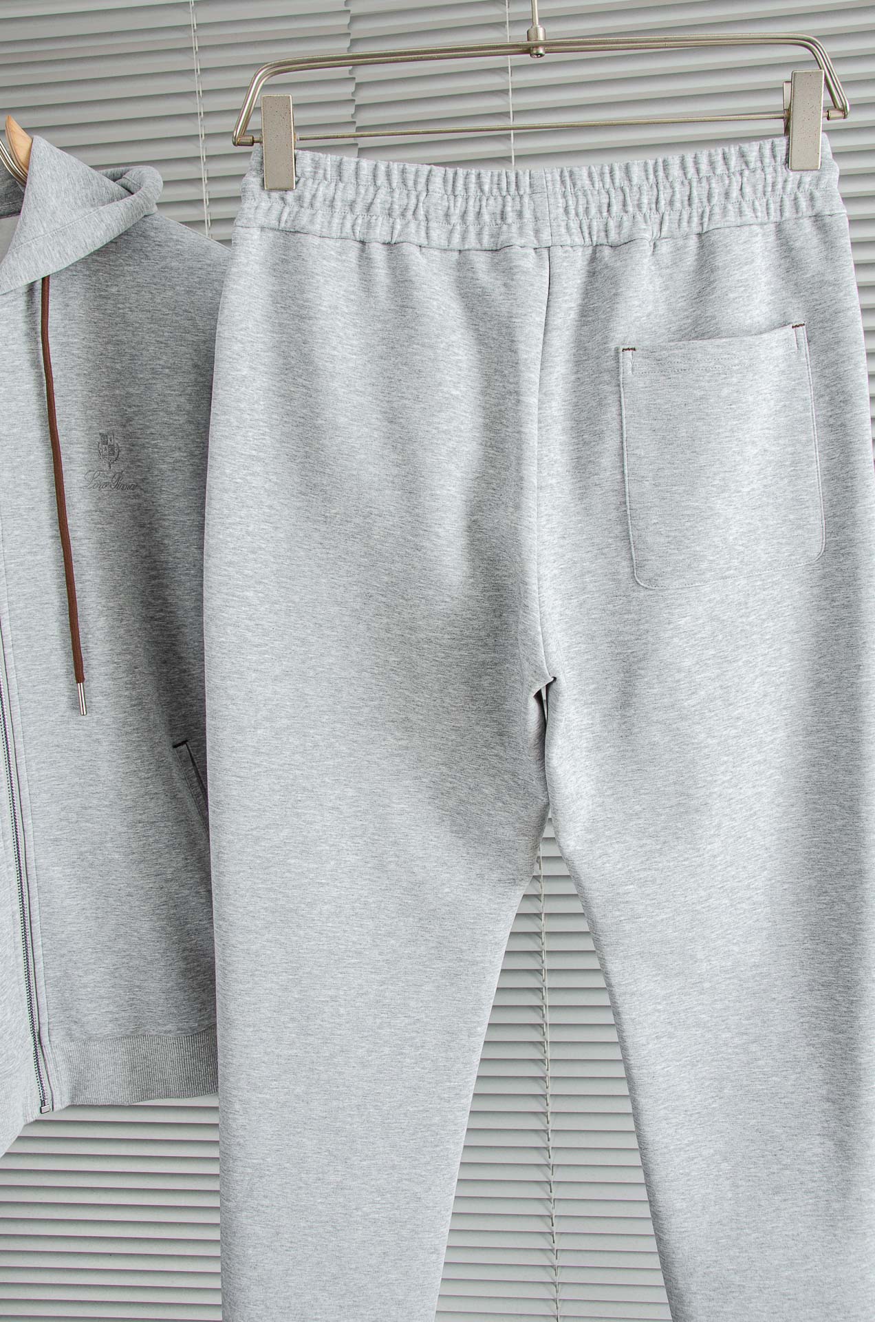 。 lP🆕 //秋冬时尚休闲运动套装(夹克外套+卫裤 )原厂代工出品，极简的风格构造大气，自然，辨识度高