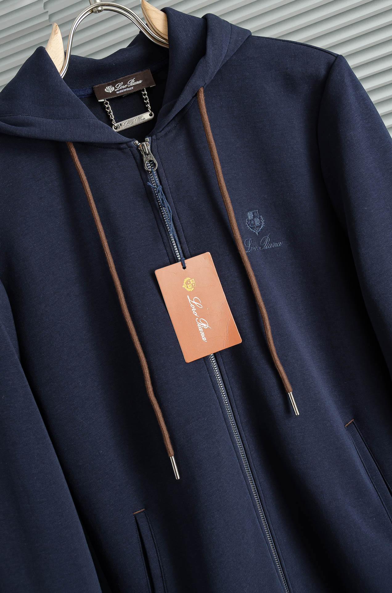 。 lP🆕 //秋冬时尚休闲运动套装(夹克外套+卫裤 )原厂代工出品，极简的风格构造大气，自然，辨识度高