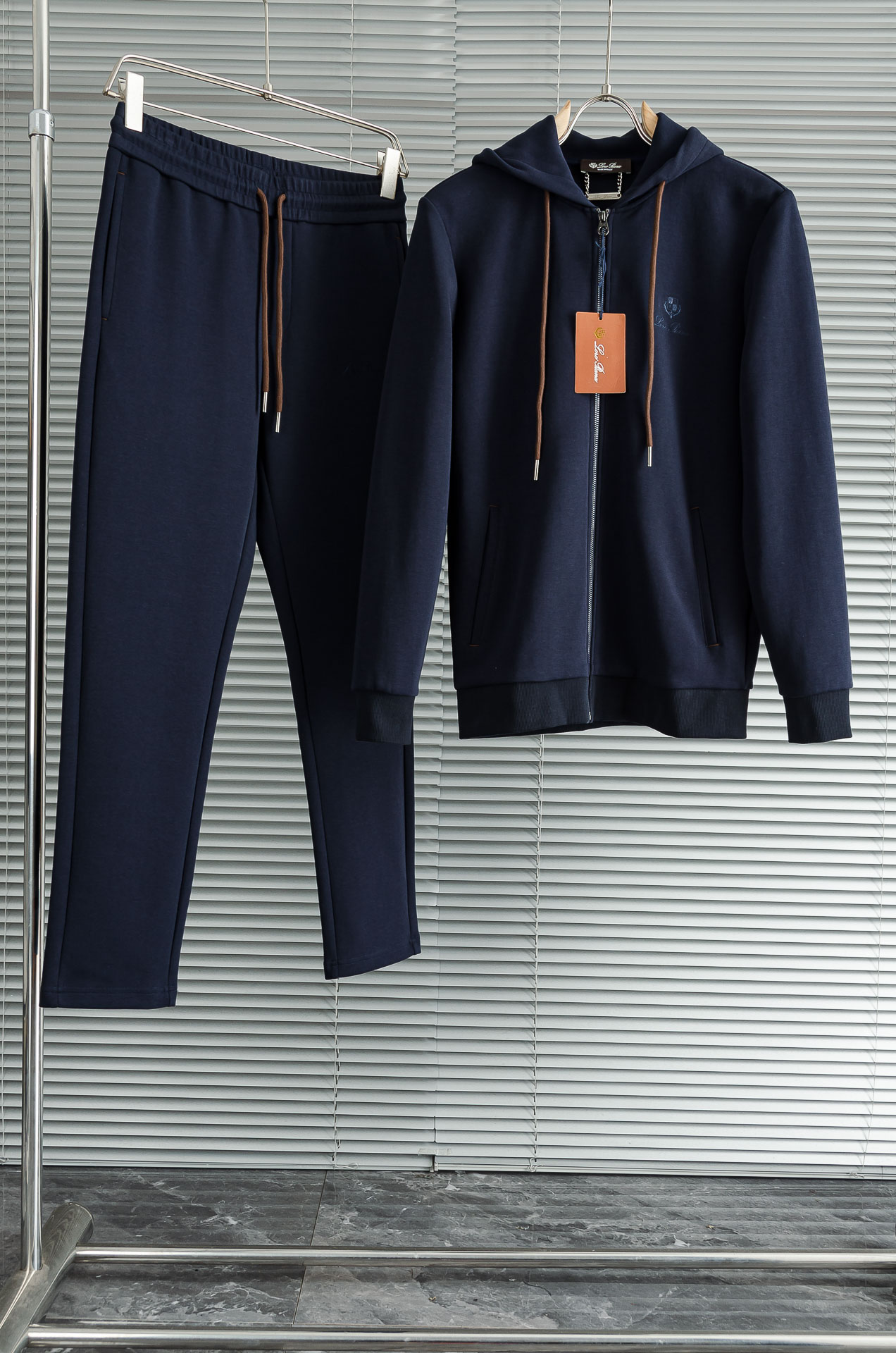 。 lP🆕 //秋冬时尚休闲运动套装(夹克外套+卫裤 )原厂代工出品，极简的风格构造大气，自然，辨识度高