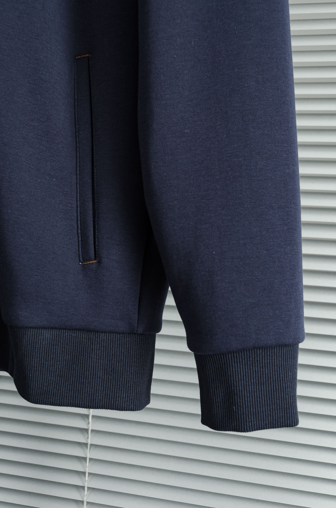 。 lP🆕 //秋冬时尚休闲运动套装(夹克外套+卫裤 )原厂代工出品，极简的风格构造大气，自然，辨识度高