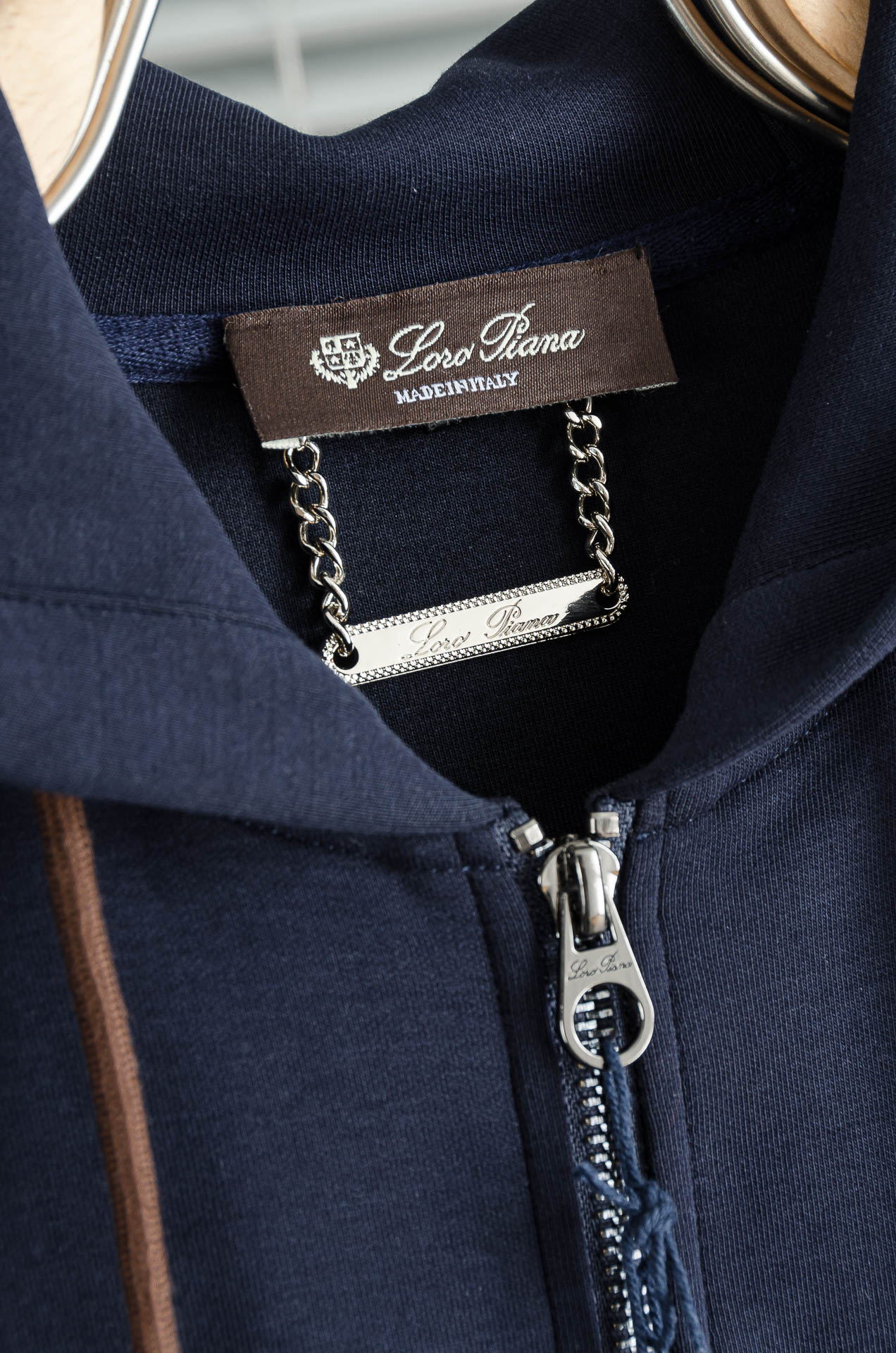 。 lP🆕 //秋冬时尚休闲运动套装(夹克外套+卫裤 )原厂代工出品，极简的风格构造大气，自然，辨识度高