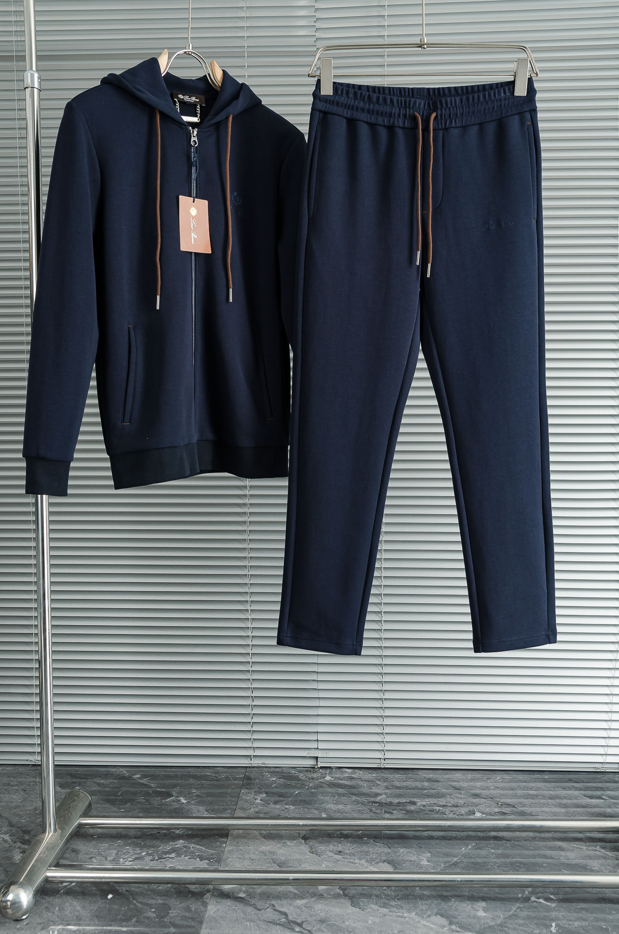 。 lP🆕 //秋冬时尚休闲运动套装(夹克外套+卫裤 )原厂代工出品，极简的风格构造大气，自然，辨识度高