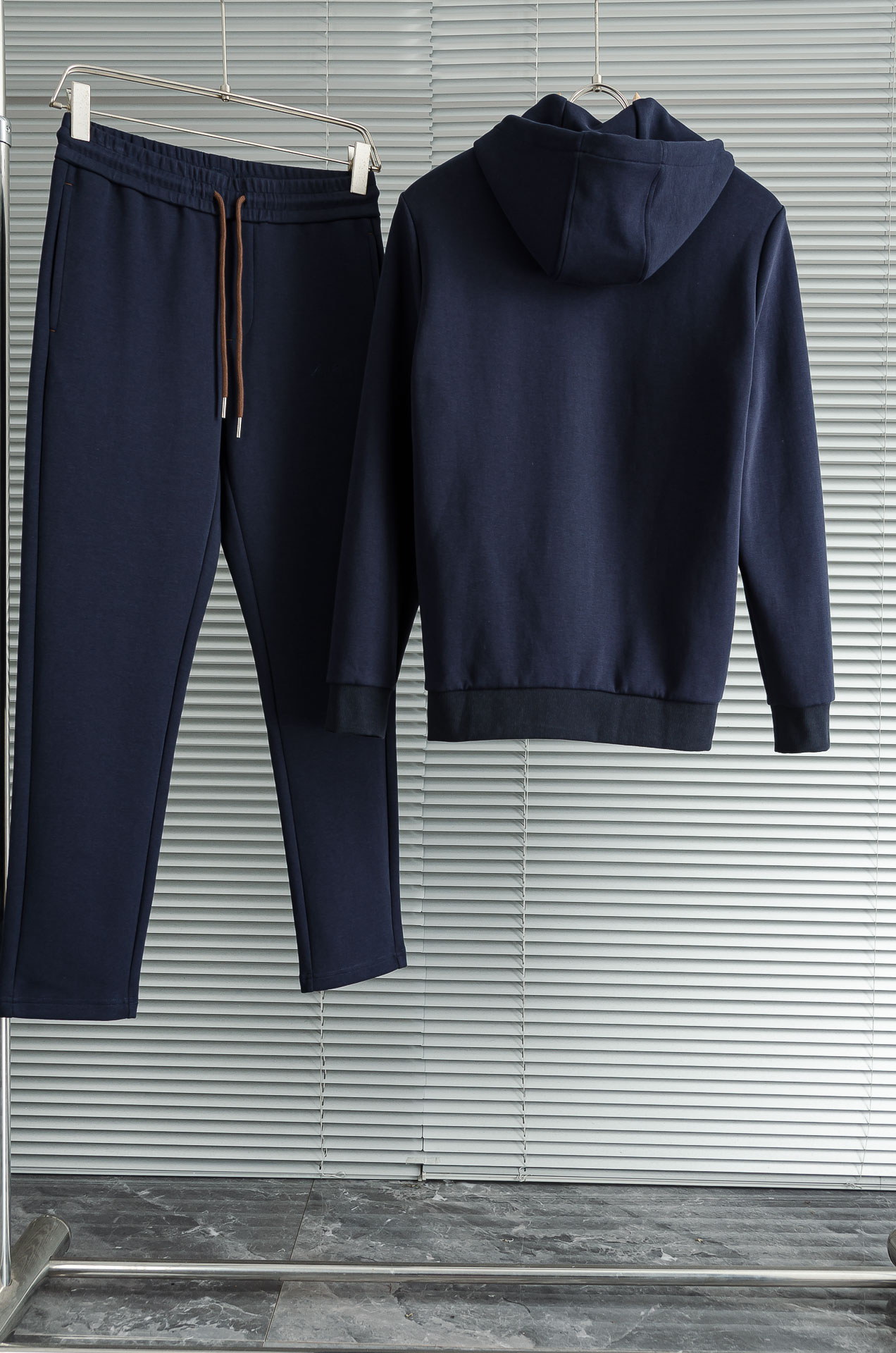 。 lP🆕 //秋冬时尚休闲运动套装(夹克外套+卫裤 )原厂代工出品，极简的风格构造大气，自然，辨识度高