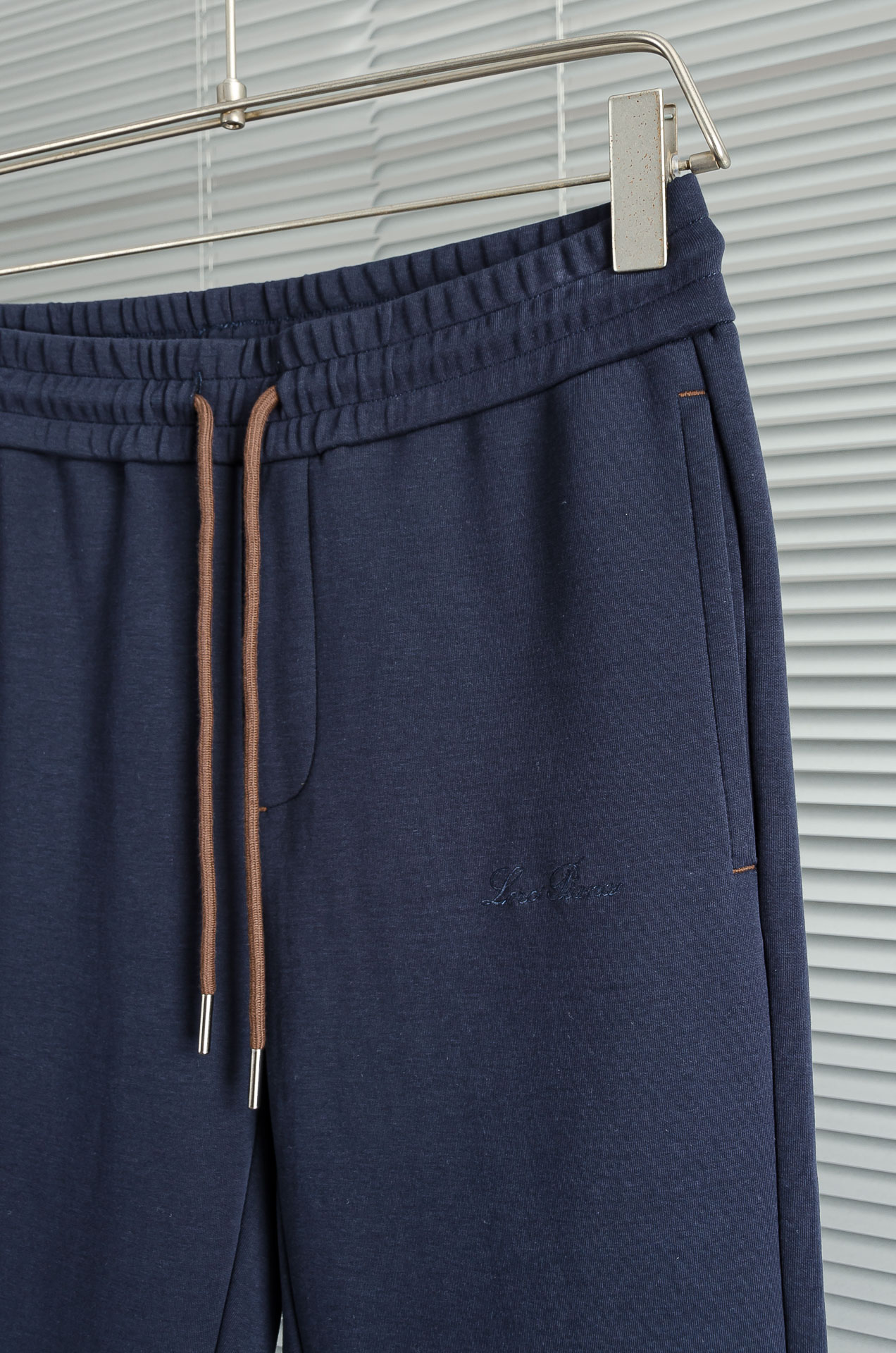 。 lP🆕 //秋冬时尚休闲运动套装(夹克外套+卫裤 )原厂代工出品，极简的风格构造大气，自然，辨识度高