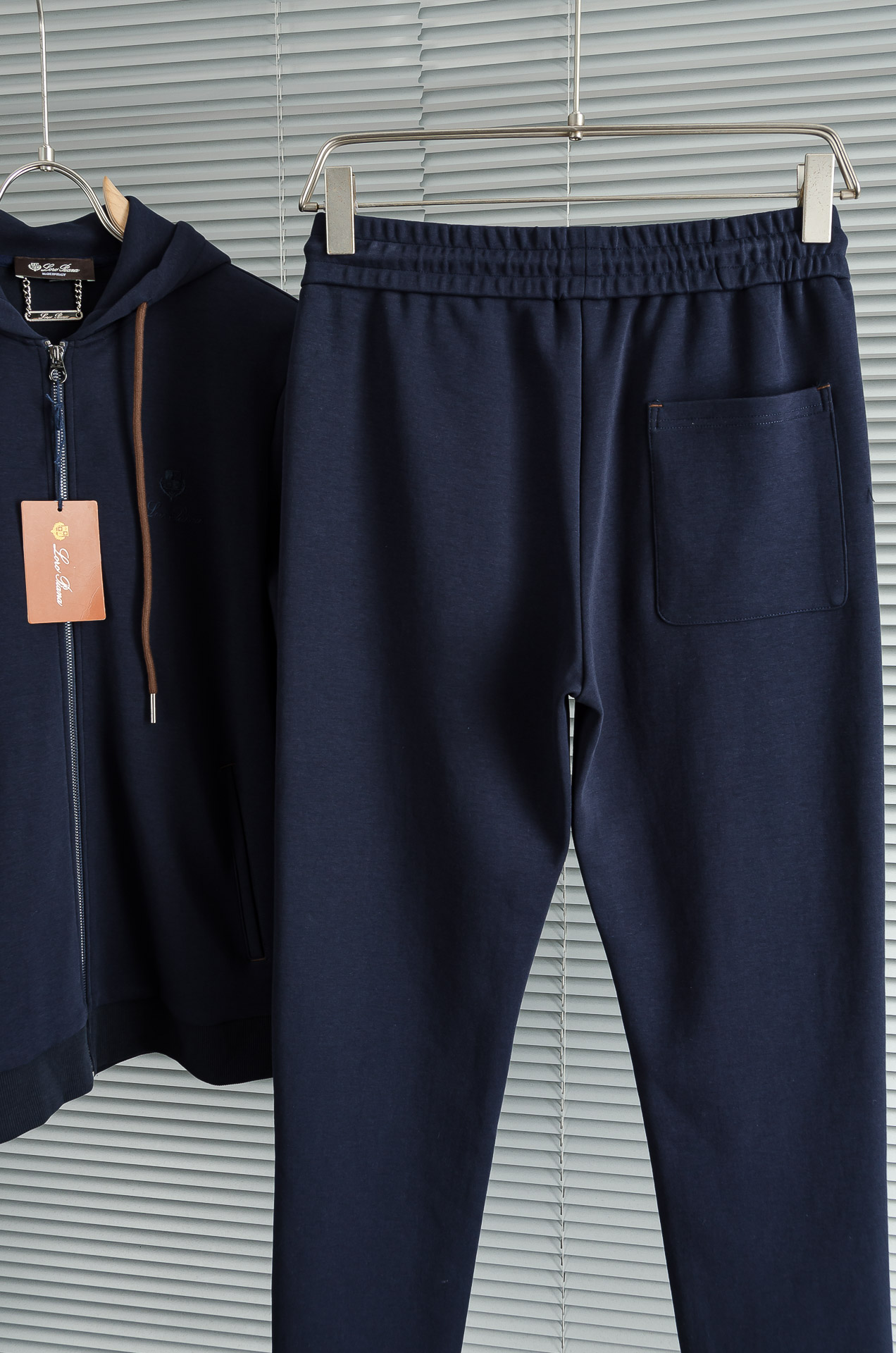 。 lP🆕 //秋冬时尚休闲运动套装(夹克外套+卫裤 )原厂代工出品，极简的风格构造大气，自然，辨识度高