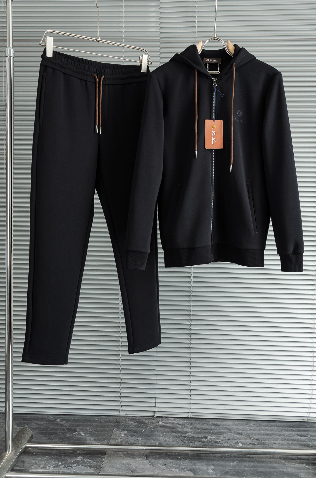 。 lP🆕 //秋冬时尚休闲运动套装(夹克外套+卫裤 )原厂代工出品，极简的风格构造大气，自然，辨识度高