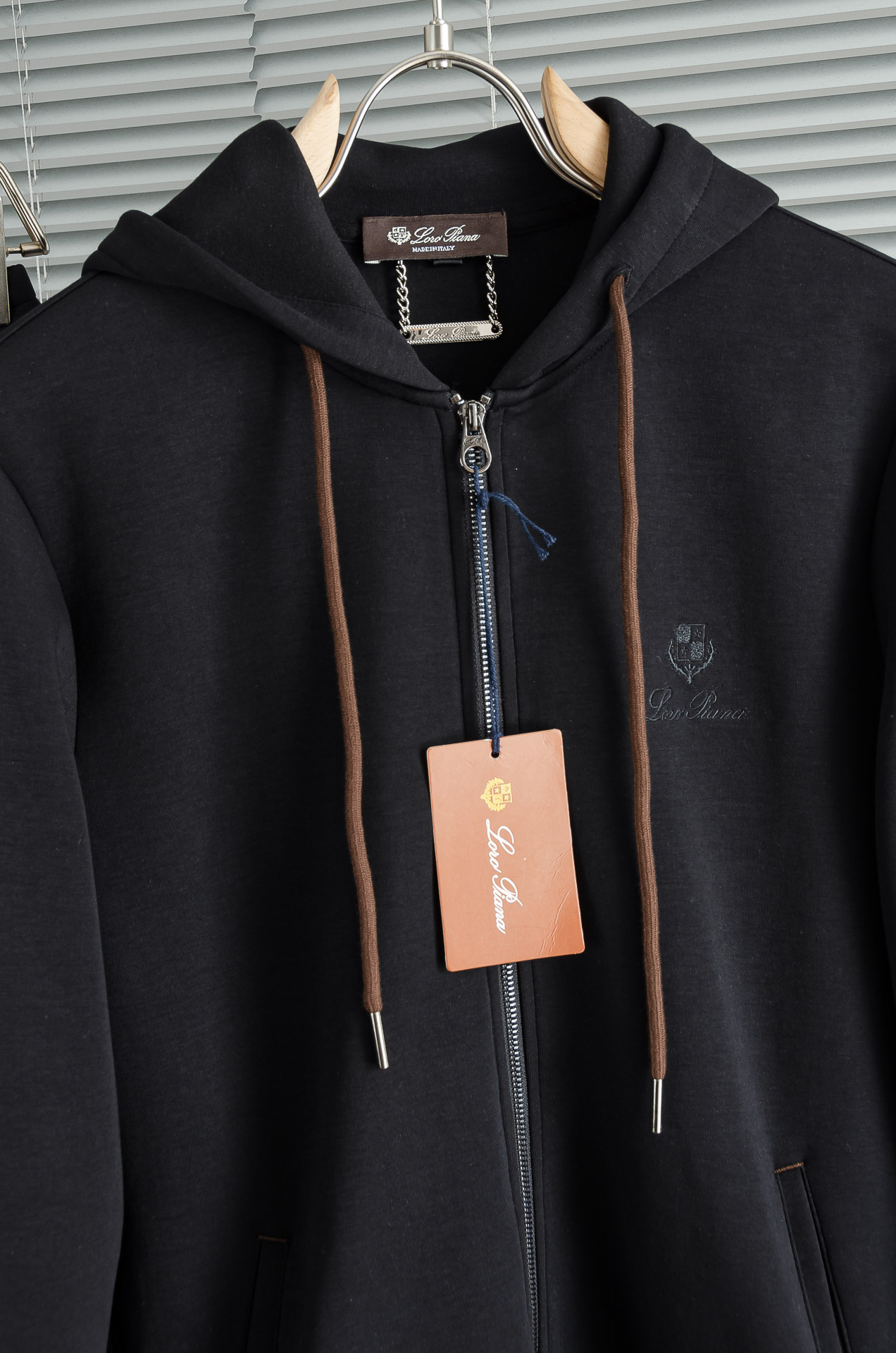 。 lP🆕 //秋冬时尚休闲运动套装(夹克外套+卫裤 )原厂代工出品，极简的风格构造大气，自然，辨识度高